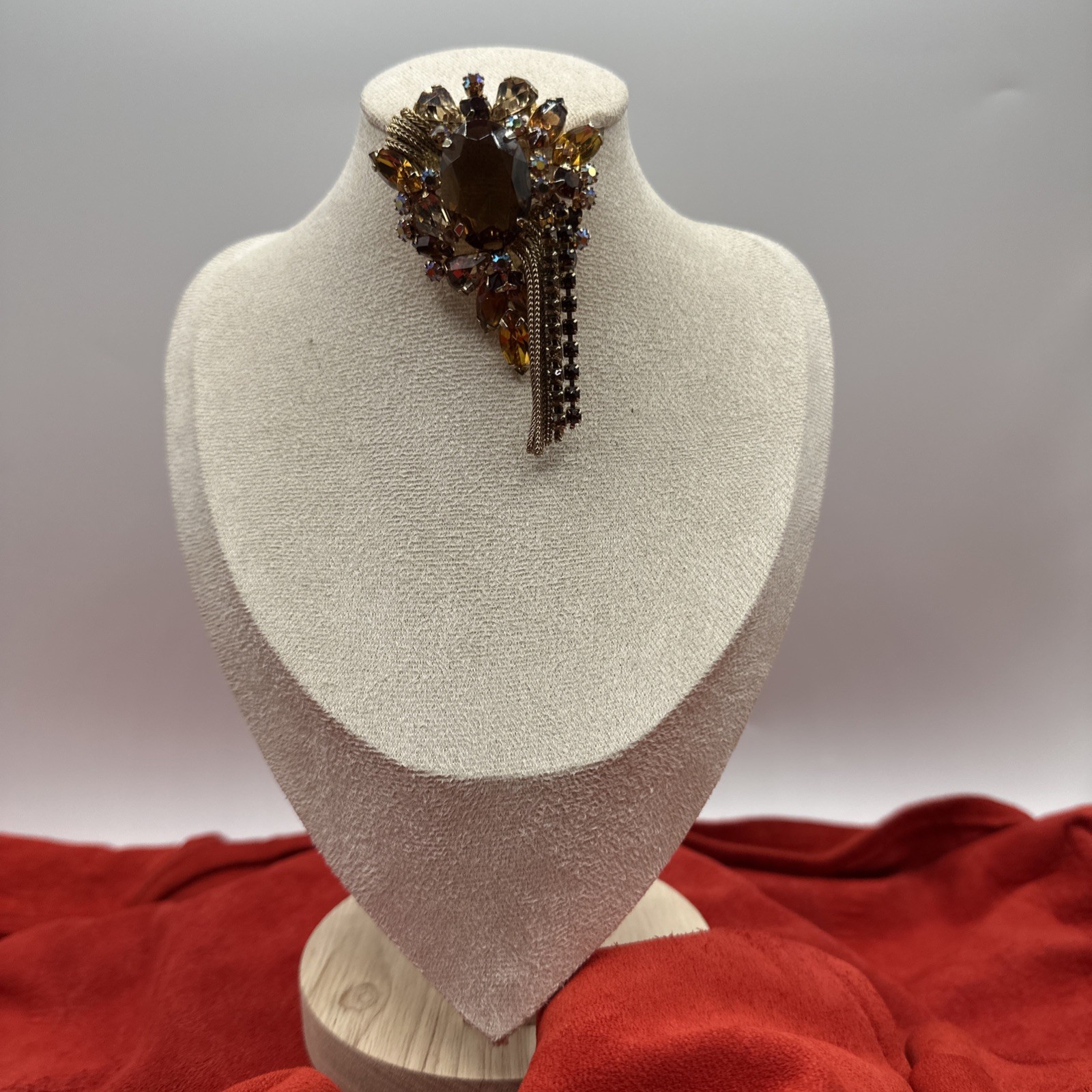 Vtg ‘50/‘60 Alice Caviness Brooch. Crystal/ Glass and dangling fringe. See pics.