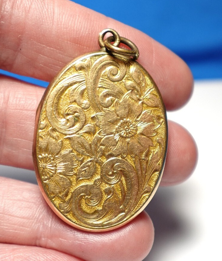GOLD FILLED ANTIQUE OVAL LOCKET DENSE W/ PICTURES 10.9 GRAMS 1 X 1 1/2″ J-514