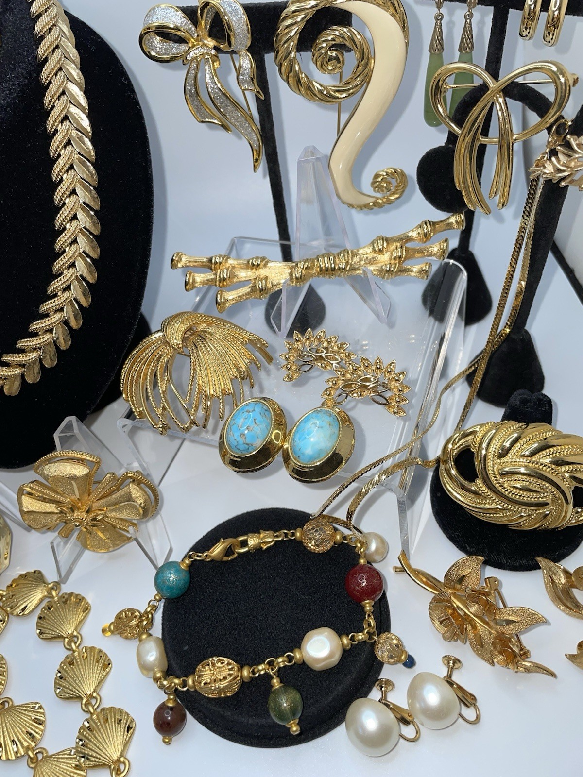 29 Pcs Vintage Gold Tone High End Jewelry Brooch Necklace Earrings Bracelet Lot