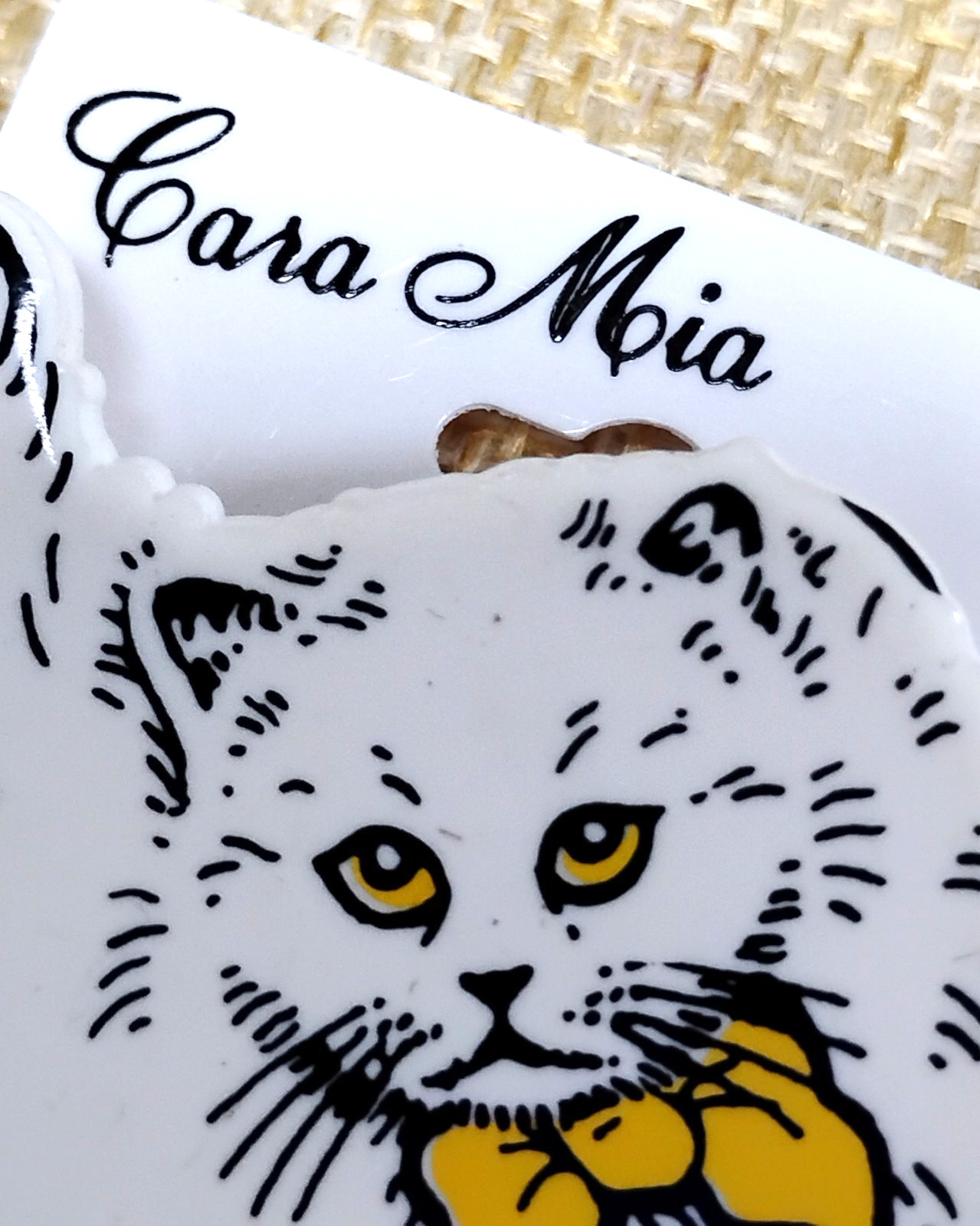 Cara Mia Hard Plastic White Persian Cat Yellow Bow United Kingdom Brooch 2.5″