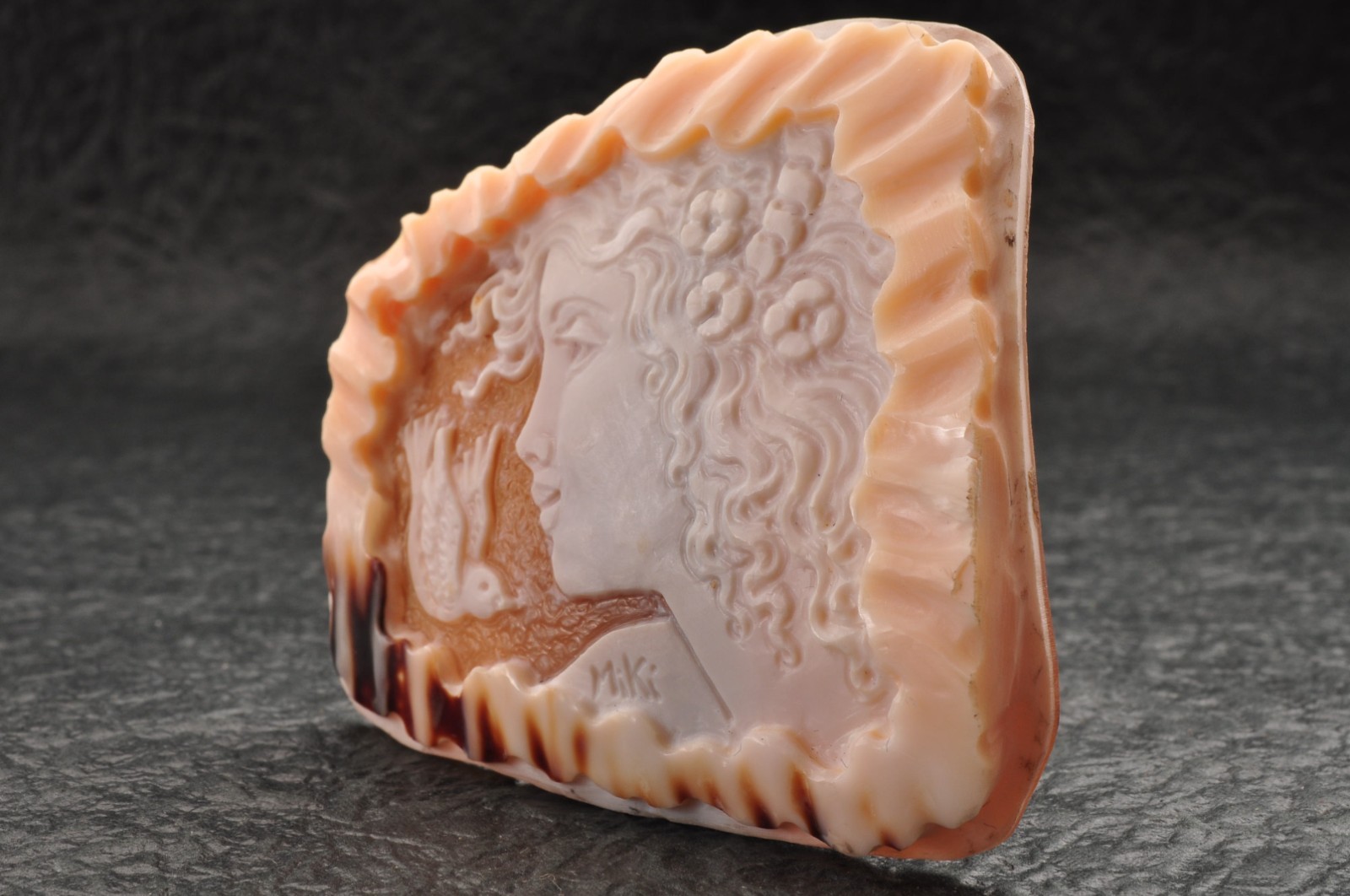 Large shell cameo carved “Girl with the bird” (total 108.5ct), sign by artist.