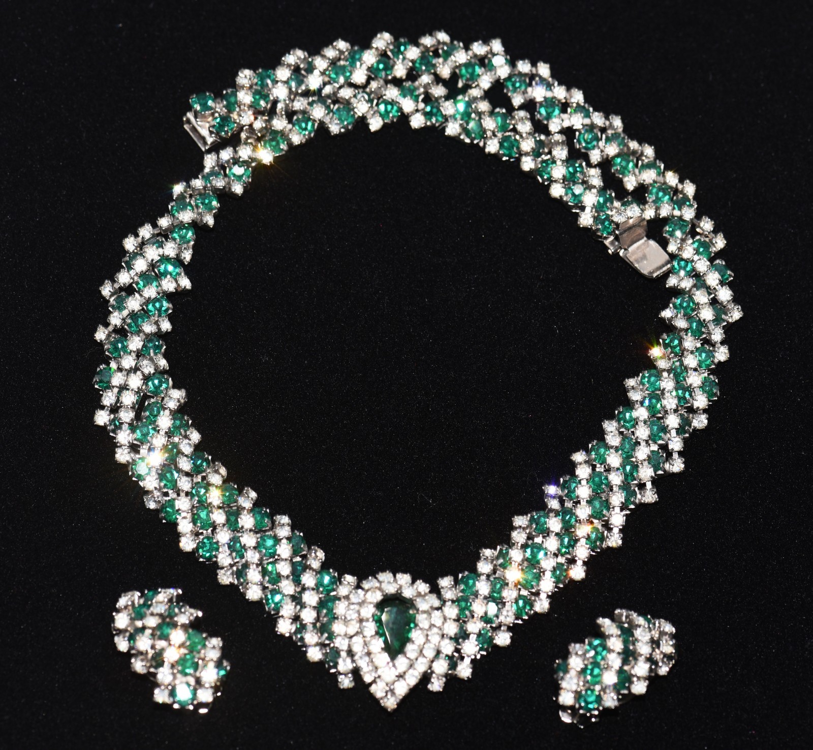 Wonderful KRAMER Emerald GREEN and Shimmering CLEAR RHINESTONE NECKLACE & ER SET