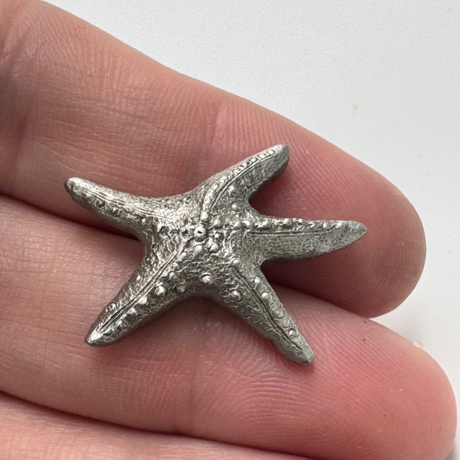 Vintage Pewter Starfish Sea Life Ocean Beach Textured Lapel Pin Tie Tack Silver