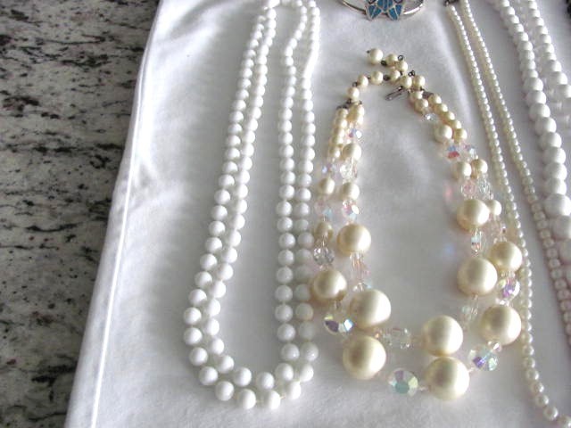 LOT OF 17 PIECES OF VINTAGE COSTUME JEWELRY NECKLACES & BRACELETS ALL WEARABLE