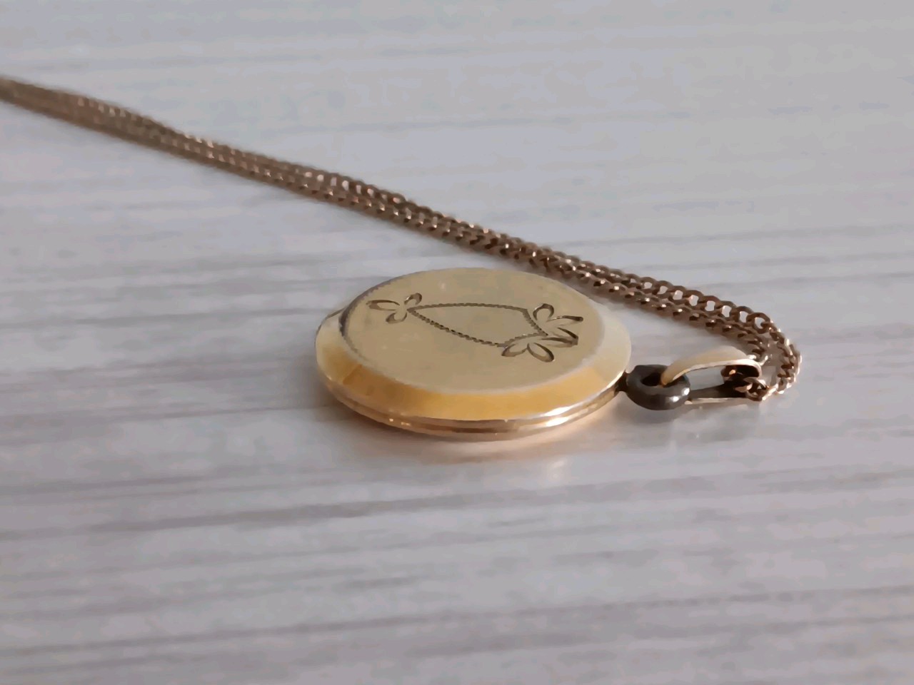 A&Z 1/20th 12k GF Gold Filled Round Locket Necklace Etched Shield Design 18″