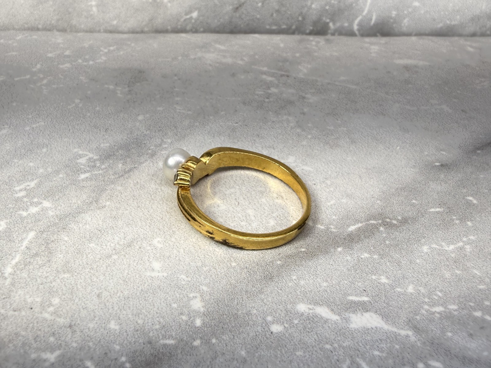 Vintage AVON Freshwater Pearl & Crystal Gold Tone Ring Size 11