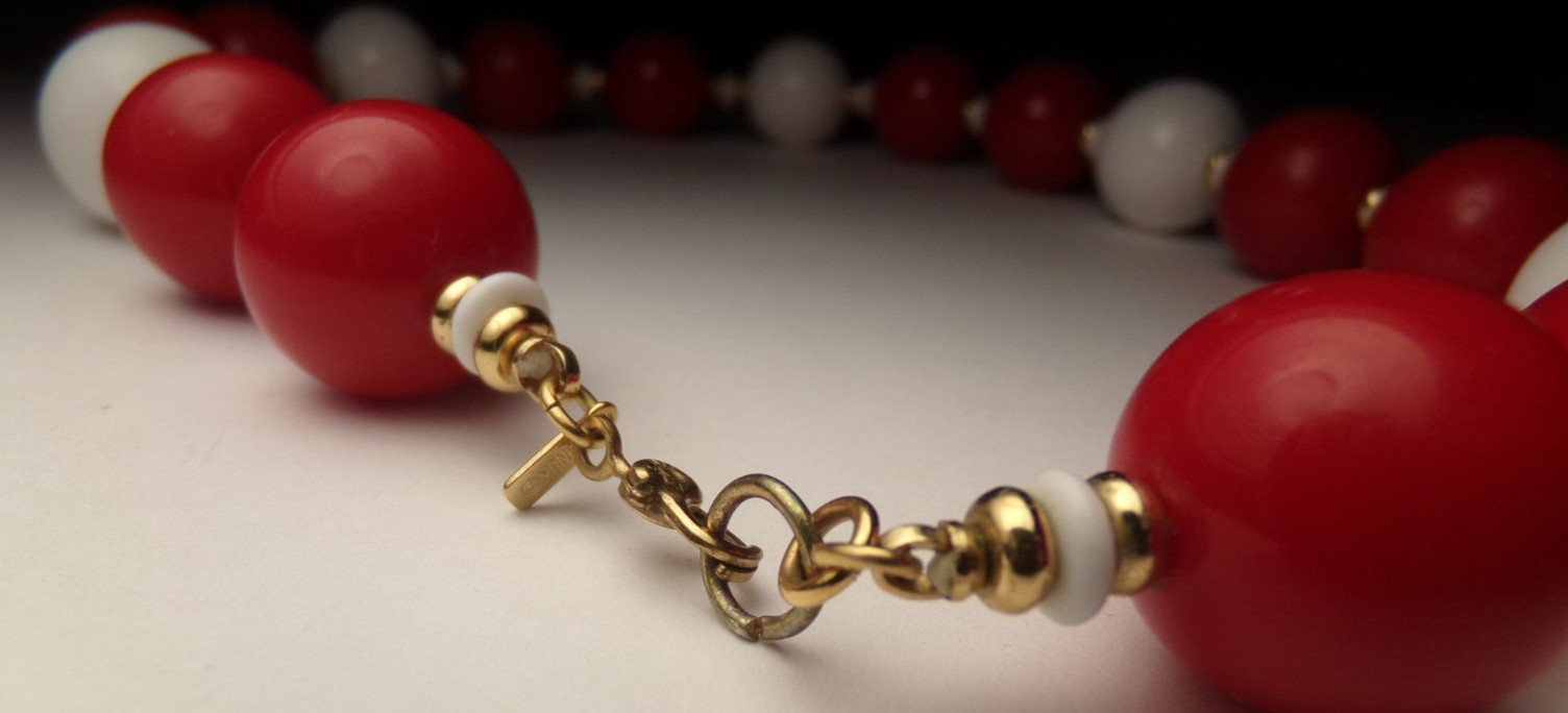VTG 1970’S MONET LARGE RED WHITE ACRYLIC LUCITE BEADED COLLAR NECKLACE 17.5″