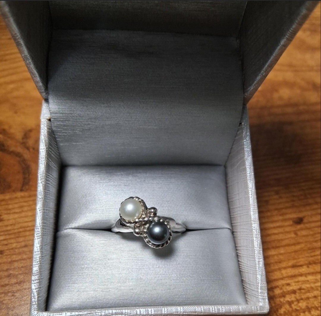 Vintage Avon Ring with Faux Black & White Pearl. Size 7 Silver Tone
