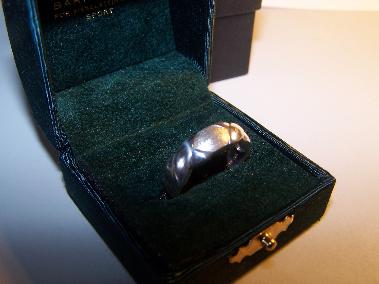 VINTAGE NEW UNISEX HUGS&KISSES STERLING SILVER BAND/RING SIZE 9 3/4 SIGNED