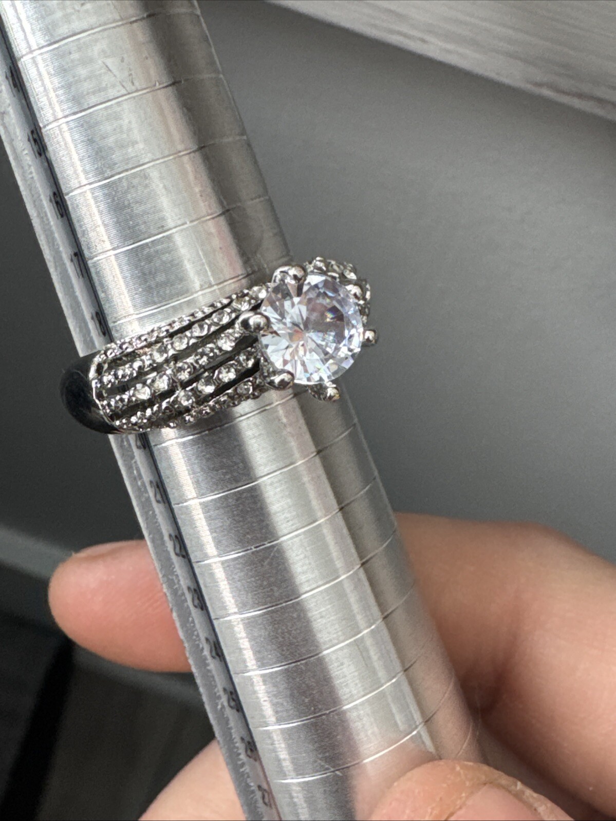 Jw1 Large Solitaire Gem With Smaller Gems Costume Fashion Ring Size 8.5 d47