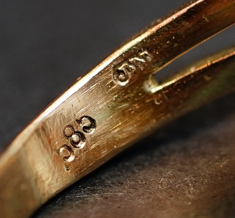 19c. Victorian 14K 585 Yellow Gold Ring Diamonds Spades Leave Splint Shanks