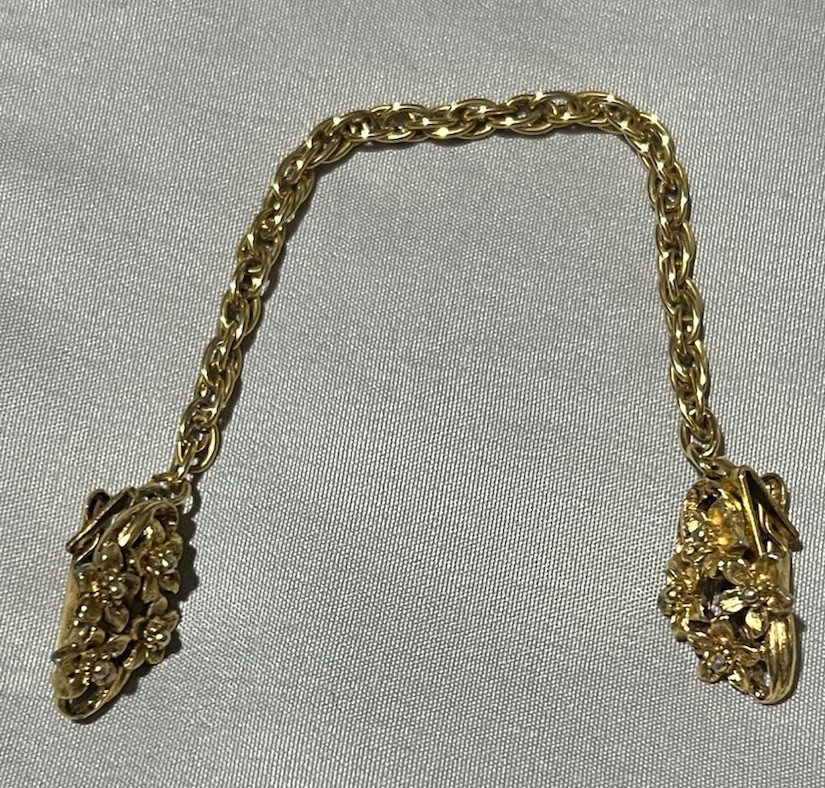 Vintage Gold Tone Sweater Clip w/chain Flower Shape Floral