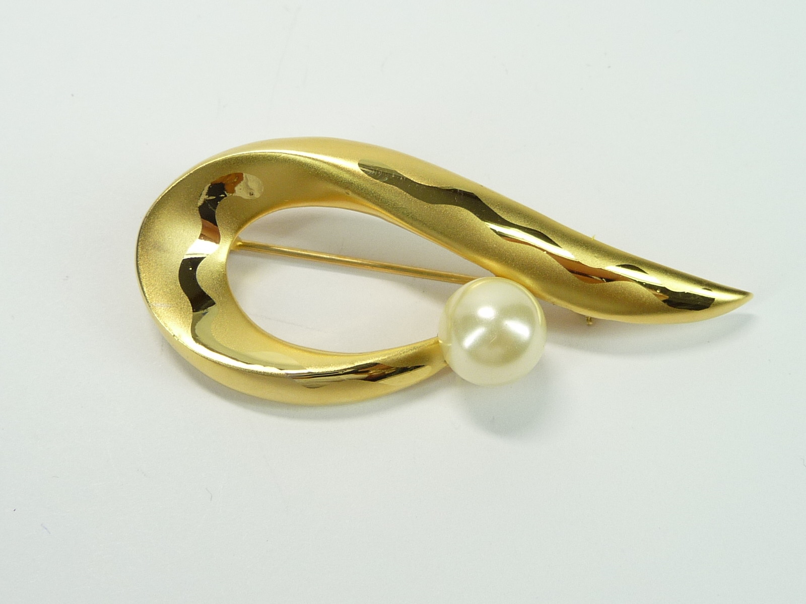 Vintage Estate Brooch Pin Gold Tone Classic Modernist w Faux Pearl USA Seller