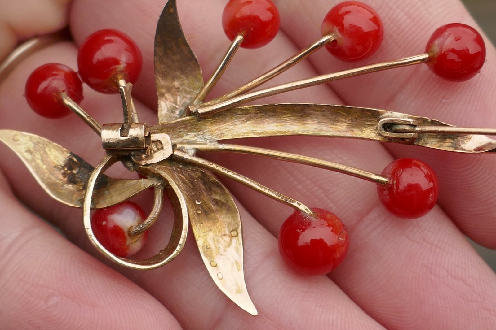 Vintage 10kt+ Rose Gold & 6.4mm Coral Pin / Brooch – 8.6g.