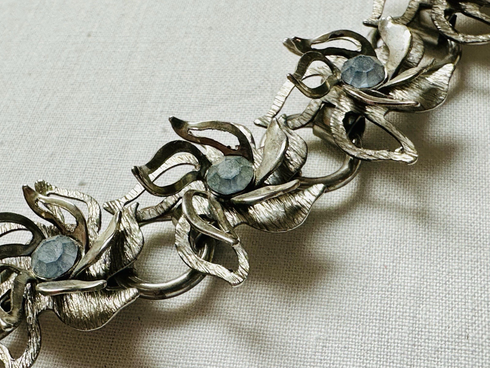 Vintage Mid Century Raised Flower Blue Rhinestone Collar Choker Necklace n908