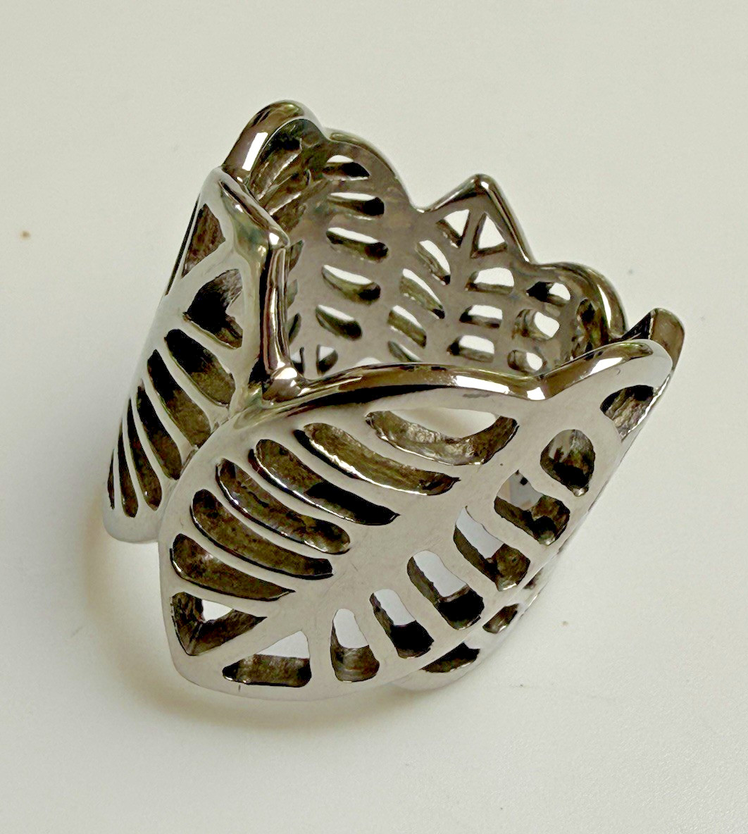 An Unusual & Unique Wide Silver Open Cutout Leaf Design Ring Size 8.5