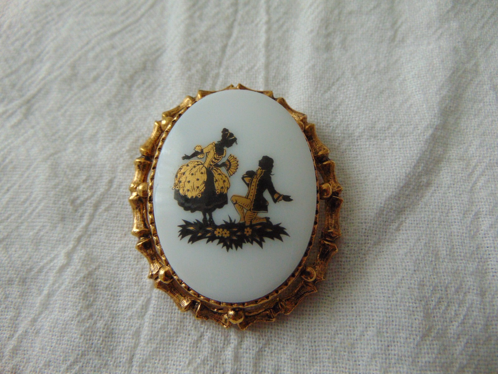 ANTIQUE milk glass cameo brooch 18eh century couple goldplated bamboo frame