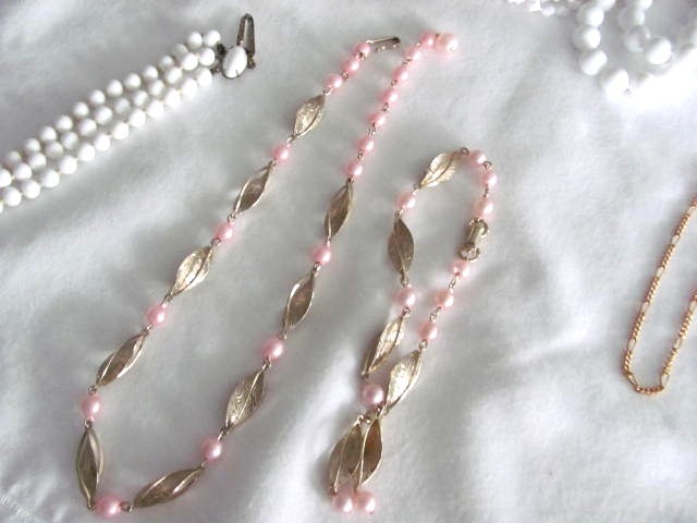 LOT OF 17 PIECES OF VINTAGE COSTUME JEWELRY NECKLACES & BRACELETS ALL WEARABLE