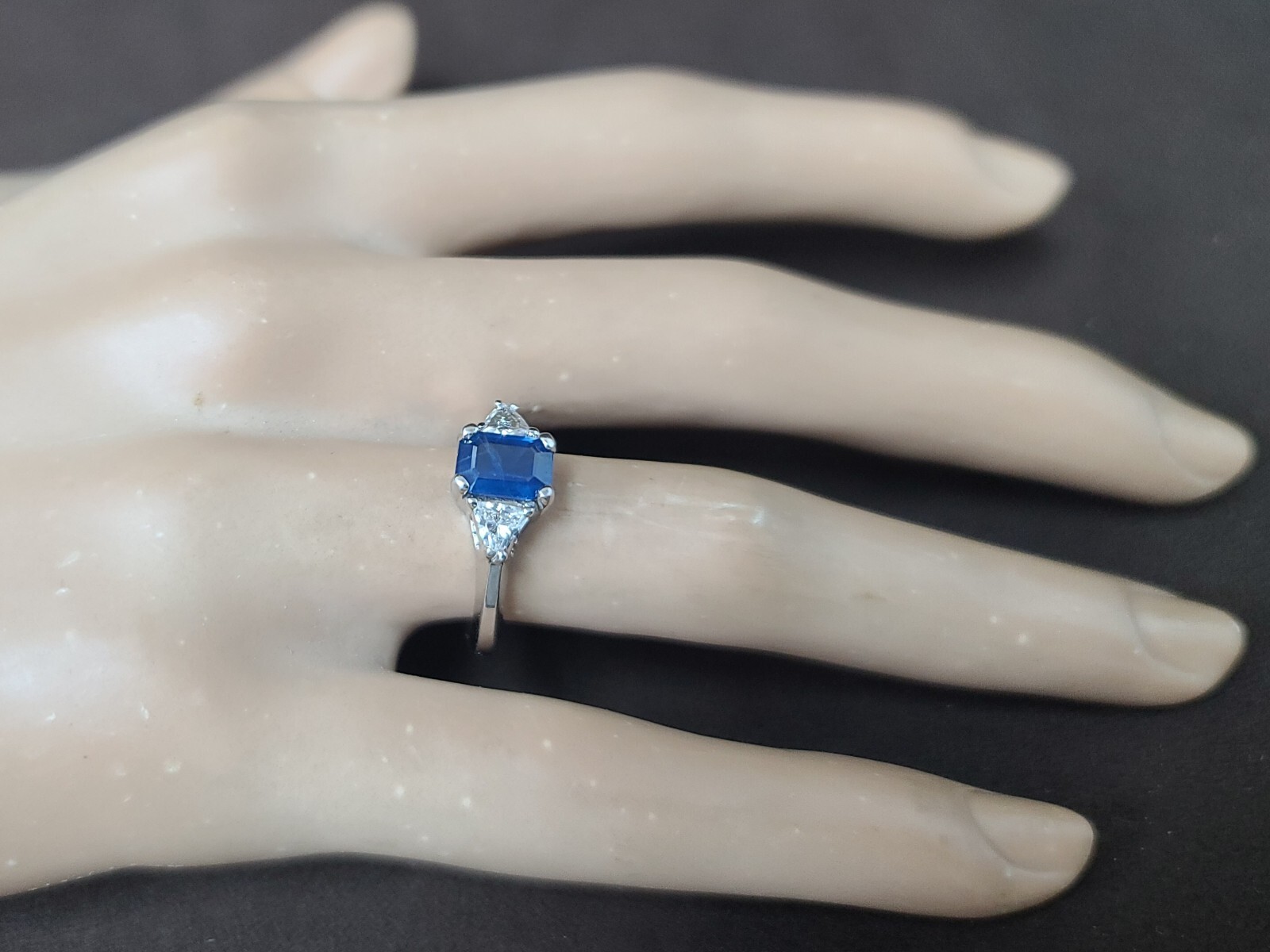 18K White Gold Engagement Ring 1.15CT. Natural Blue Sapphire Emerald Shape