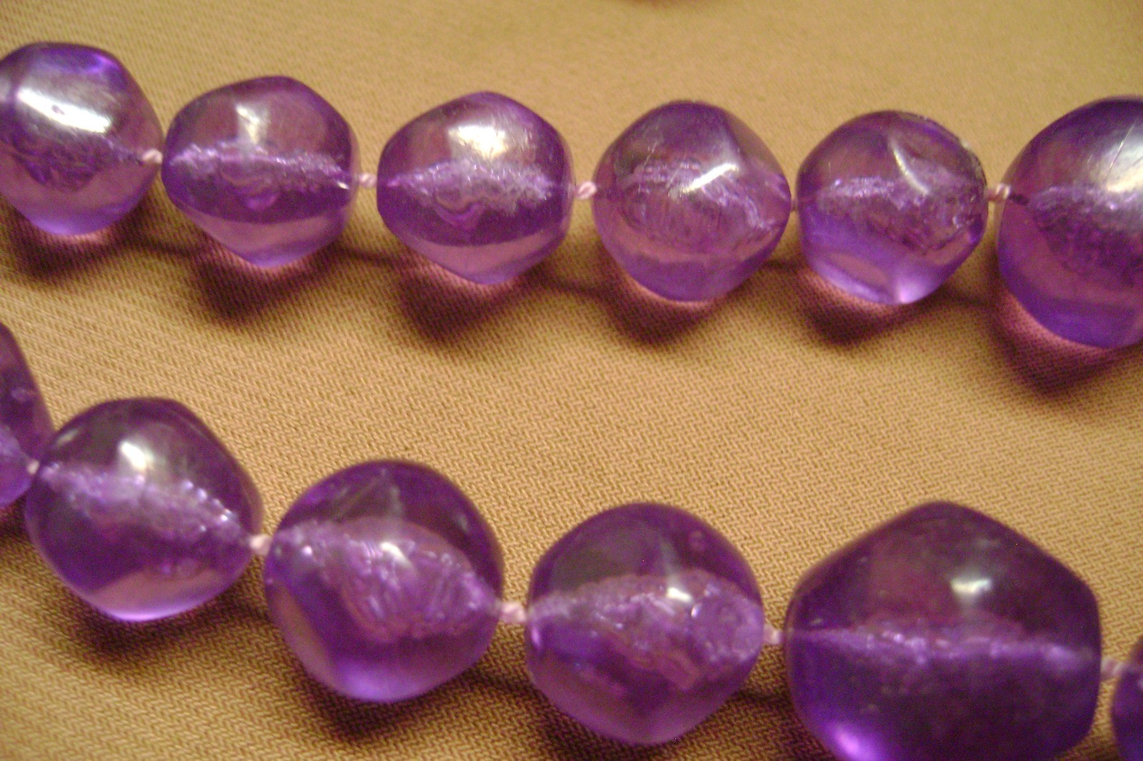 VINTAGE PURPLE LUCITE MULTIPLE SIZE BEADED OVER THE HEAD 36″ LENTH NECKLACE