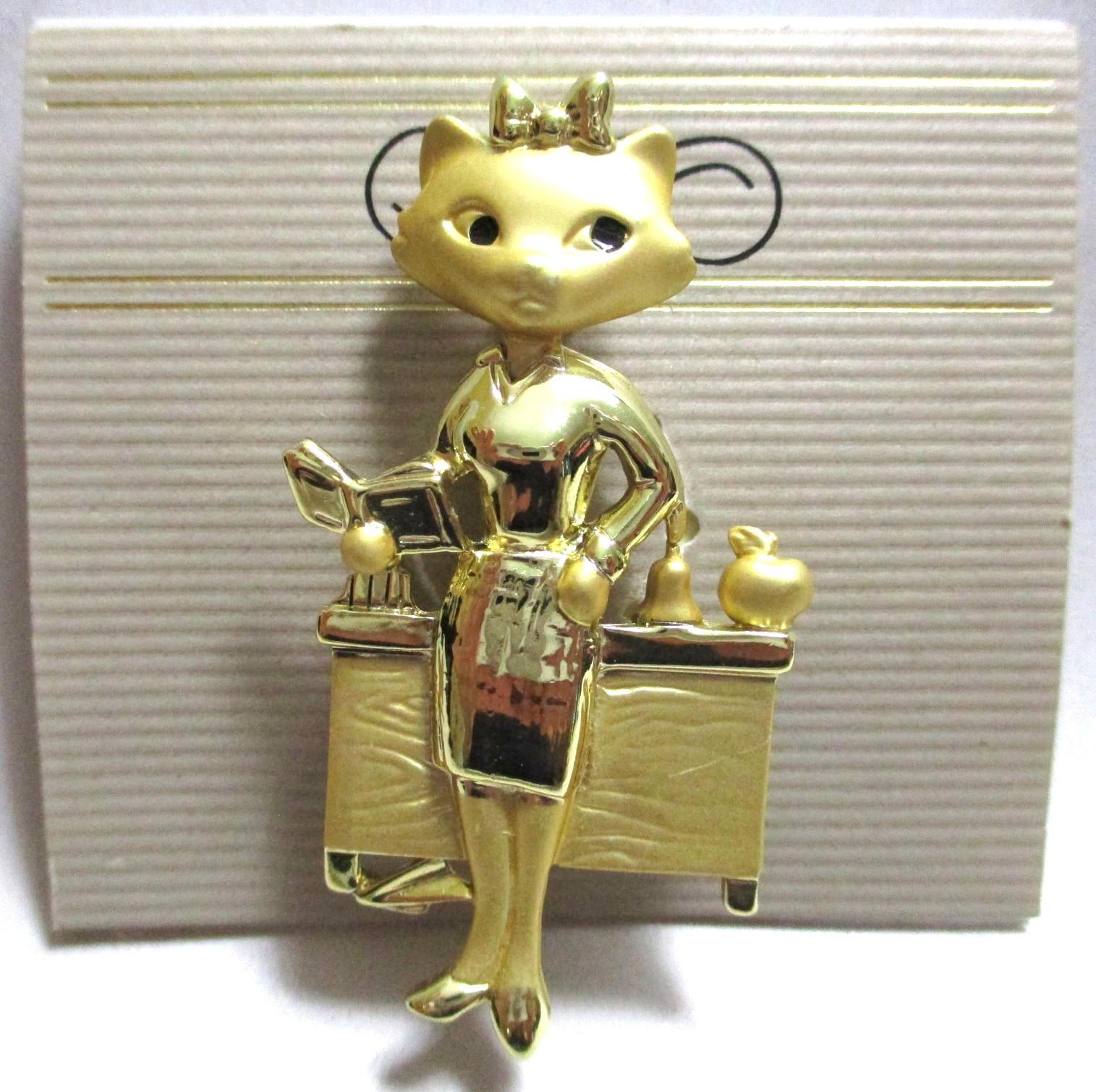 VINTAGE SIGNED DANECRAFT ANTHROPOMORPHIC CAT TEACHER PIN BROOCH, NEW