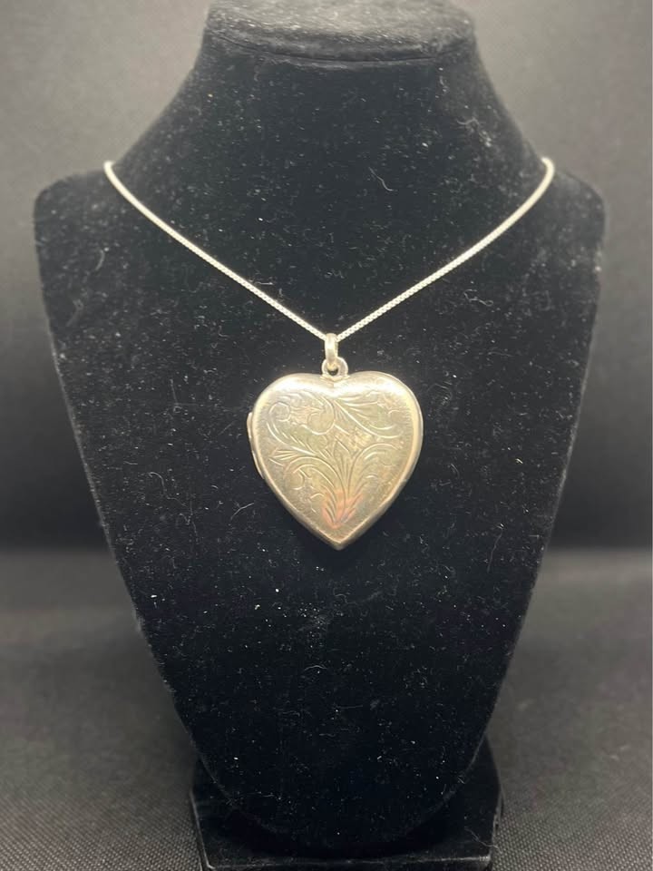 Vintage MASSIVE Sterling Silver Engraved Heart Locket Necklace and 28” chain