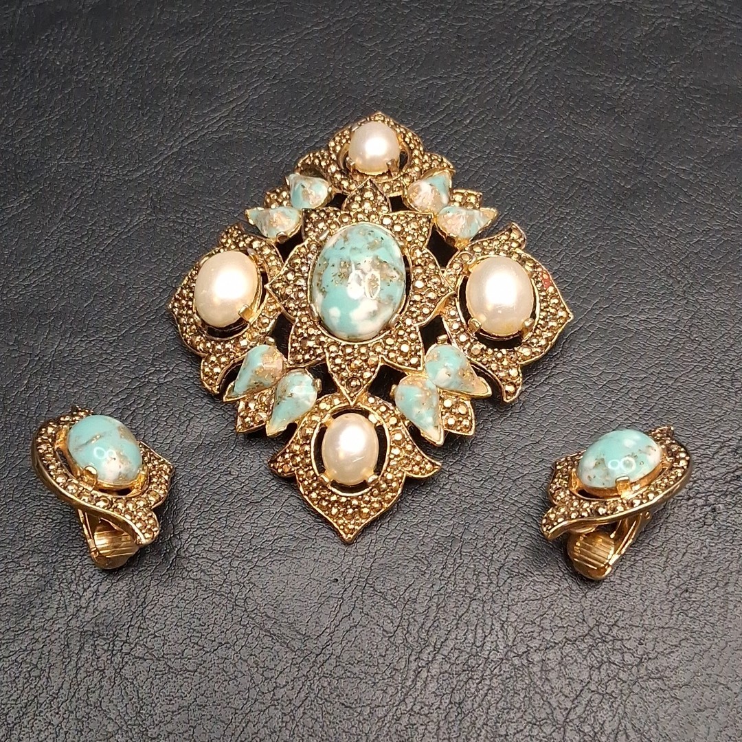 Vintage SARAH COV 1968 Remembrance Collection Clip Earrings & Brooch Set. 17.007