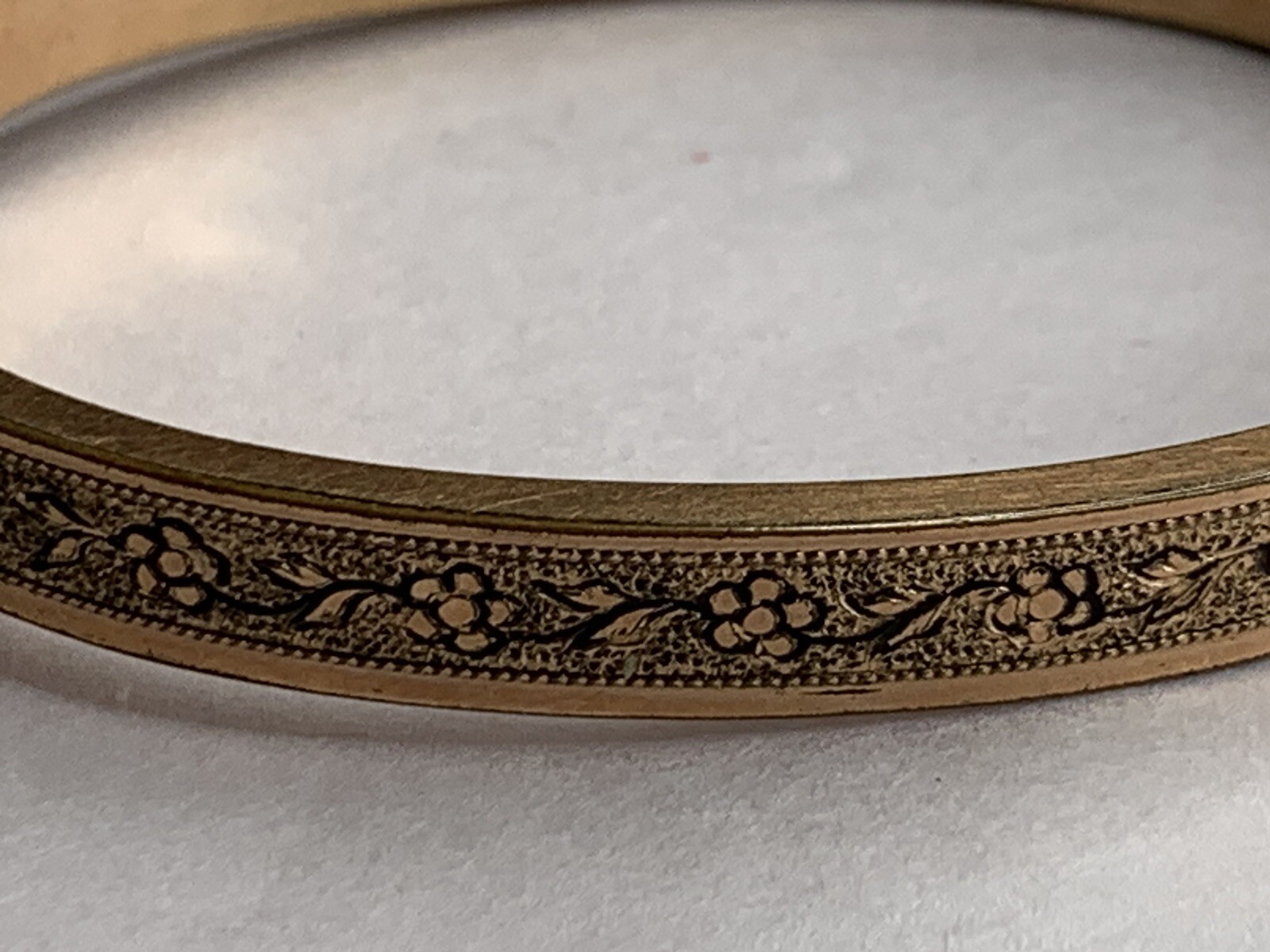 Vtg 60s Gold Plated Hinged Bangle Bracelet 1/4”w Floral Etched Detail Oval Shape