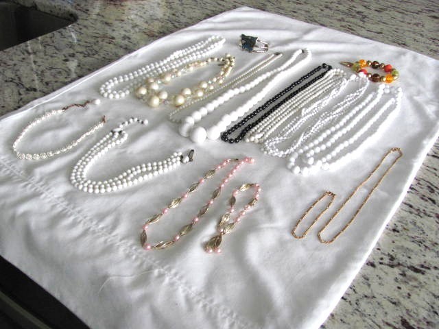 LOT OF 17 PIECES OF VINTAGE COSTUME JEWELRY NECKLACES & BRACELETS ALL WEARABLE