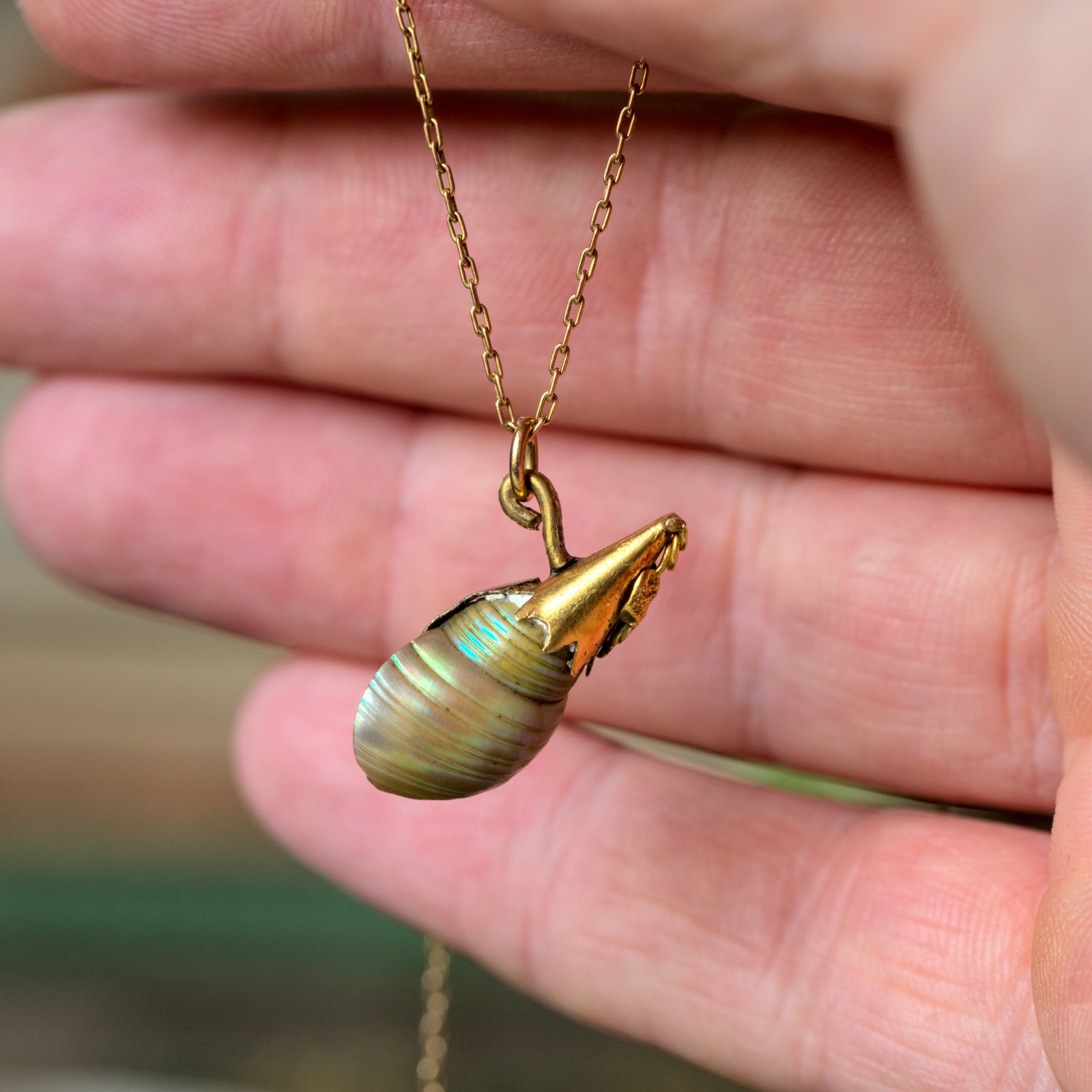 UNUSUAL ANTIQUE VICTORIAN GOLD SPIRAL MAIREENER RAINBOW KELP SHELL CHARM PENDANT