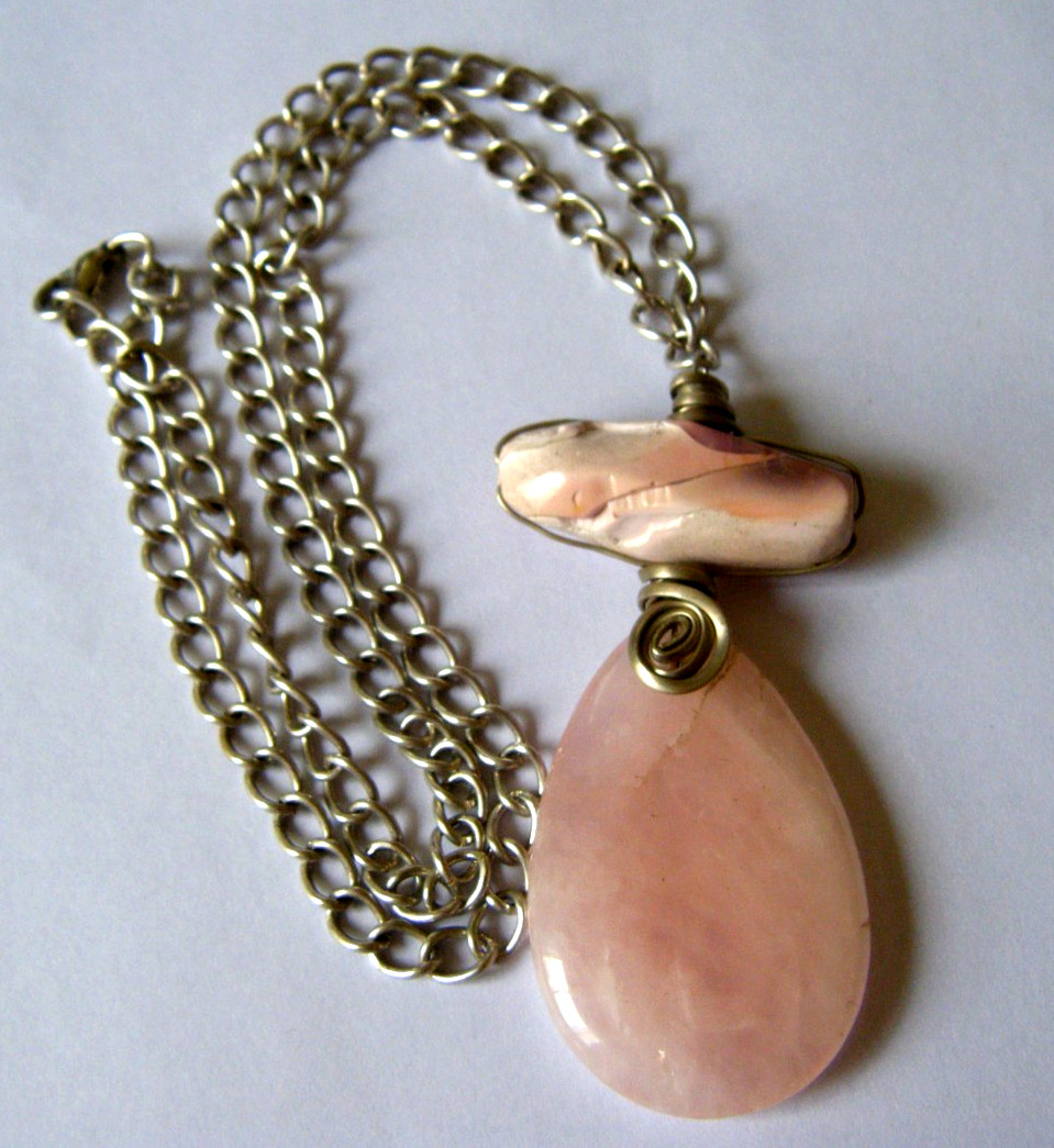 VTG Rose Quartz Teadpoop Pendant Necklace suspended from deco silver bail.