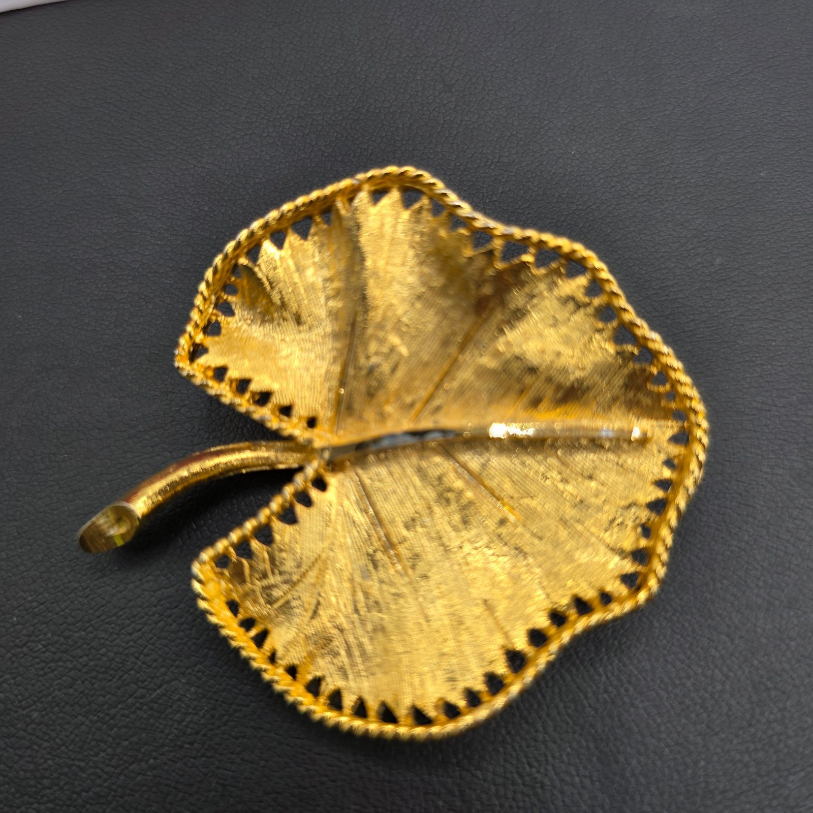 Vintage BSK Unisex Adult Gold Tone Leaf Brooch Pin Signed 2.2″X1.8″ Elegant