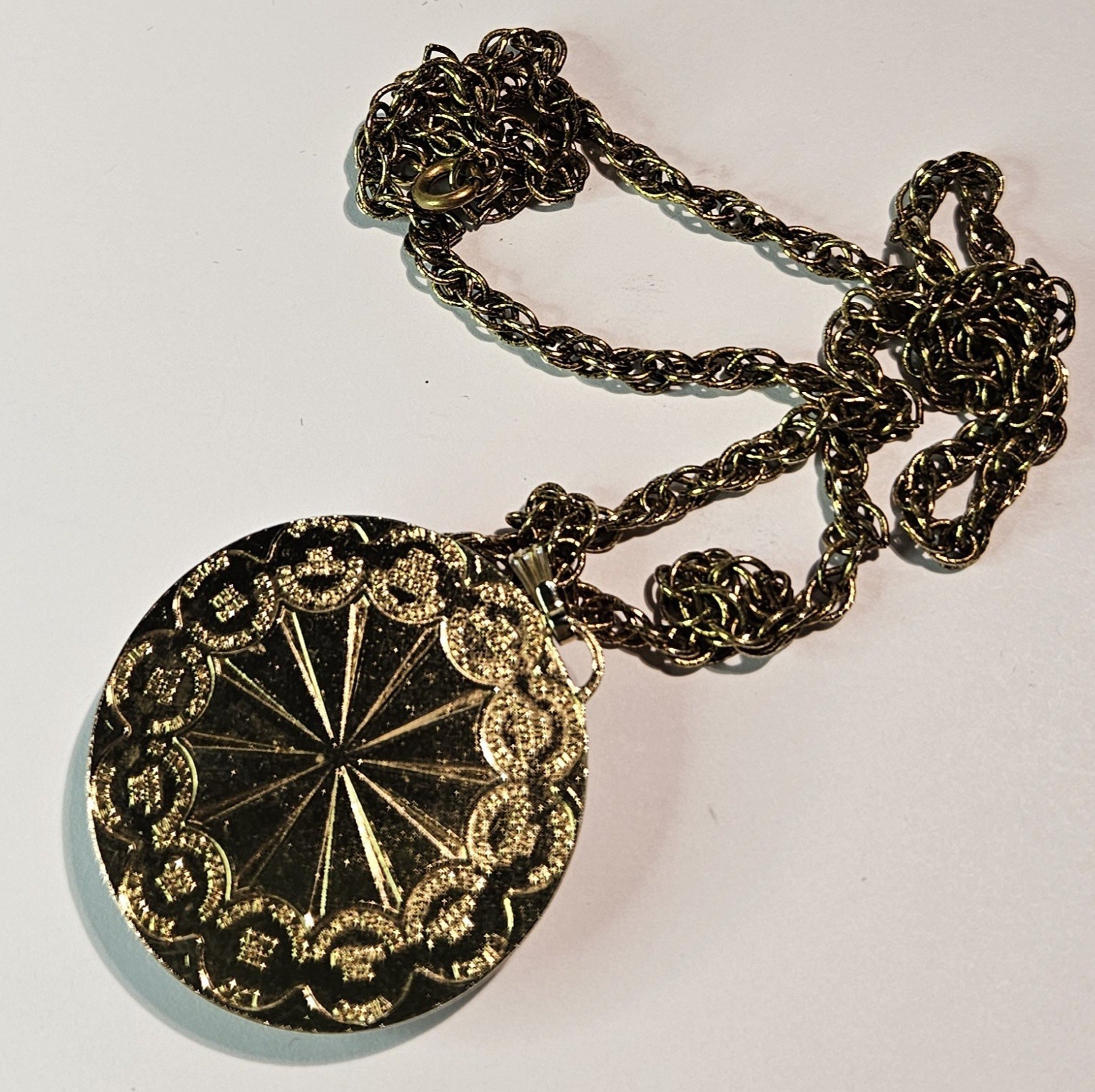 VINTAGE STYLE GOLD-TONE PENDANT NECKLACE ON LINKED 26″ BRIDED CHAIN