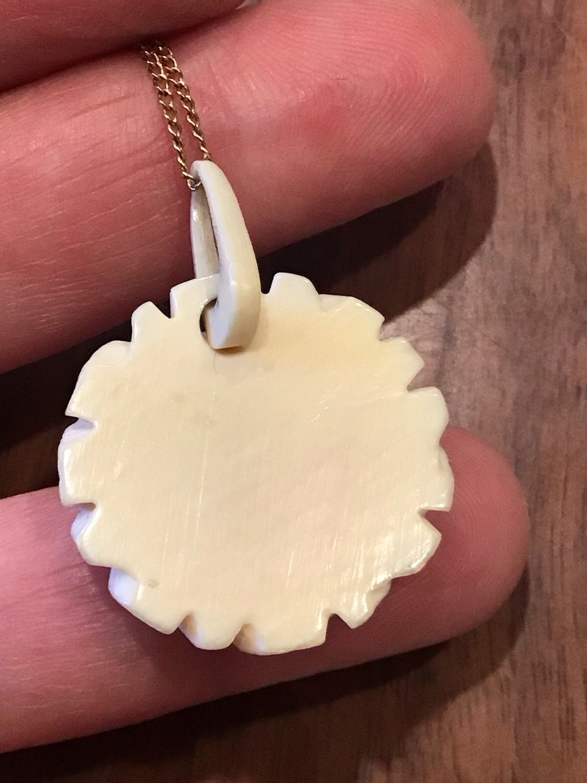 1940s Hawaiian CARVED ROSE PENDANT 12K GOLD FILLED NECKLACE In ART DECO BOX
