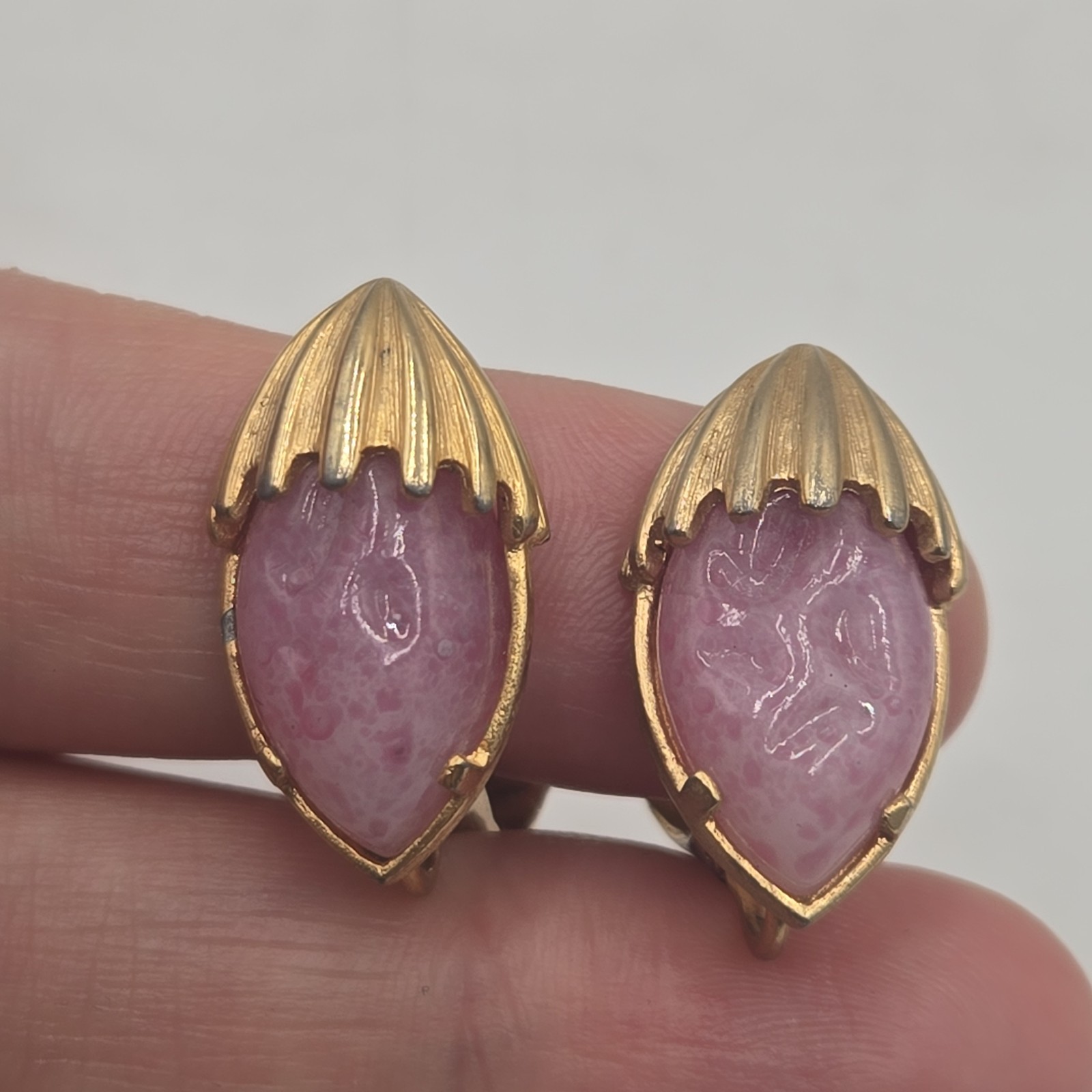 Rare Vintage Kramer Pink Molded Glass Clip On Gold Tone Earrings Oval 1950s