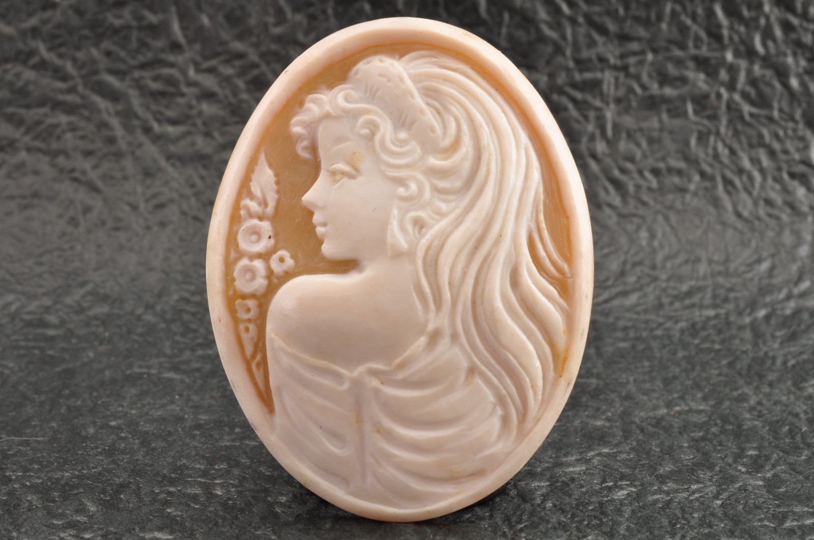 5 items , vintage shell cameo White and brown color (Total 327.0ct) with case.