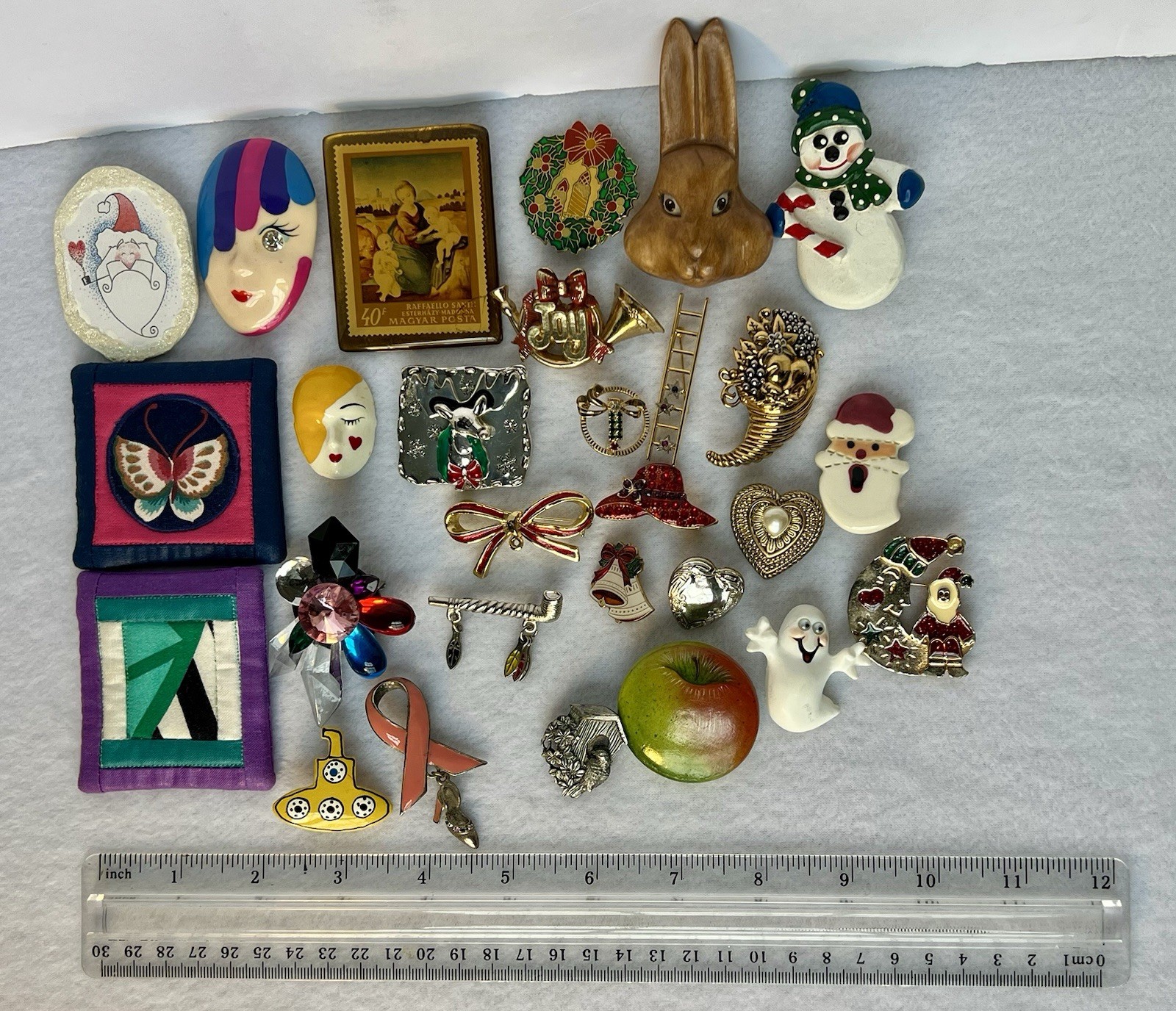 Lot Of 28 Vintage Brooches 9oz Holiday, Figural, Metal, Stone, Plastic Pre Owned