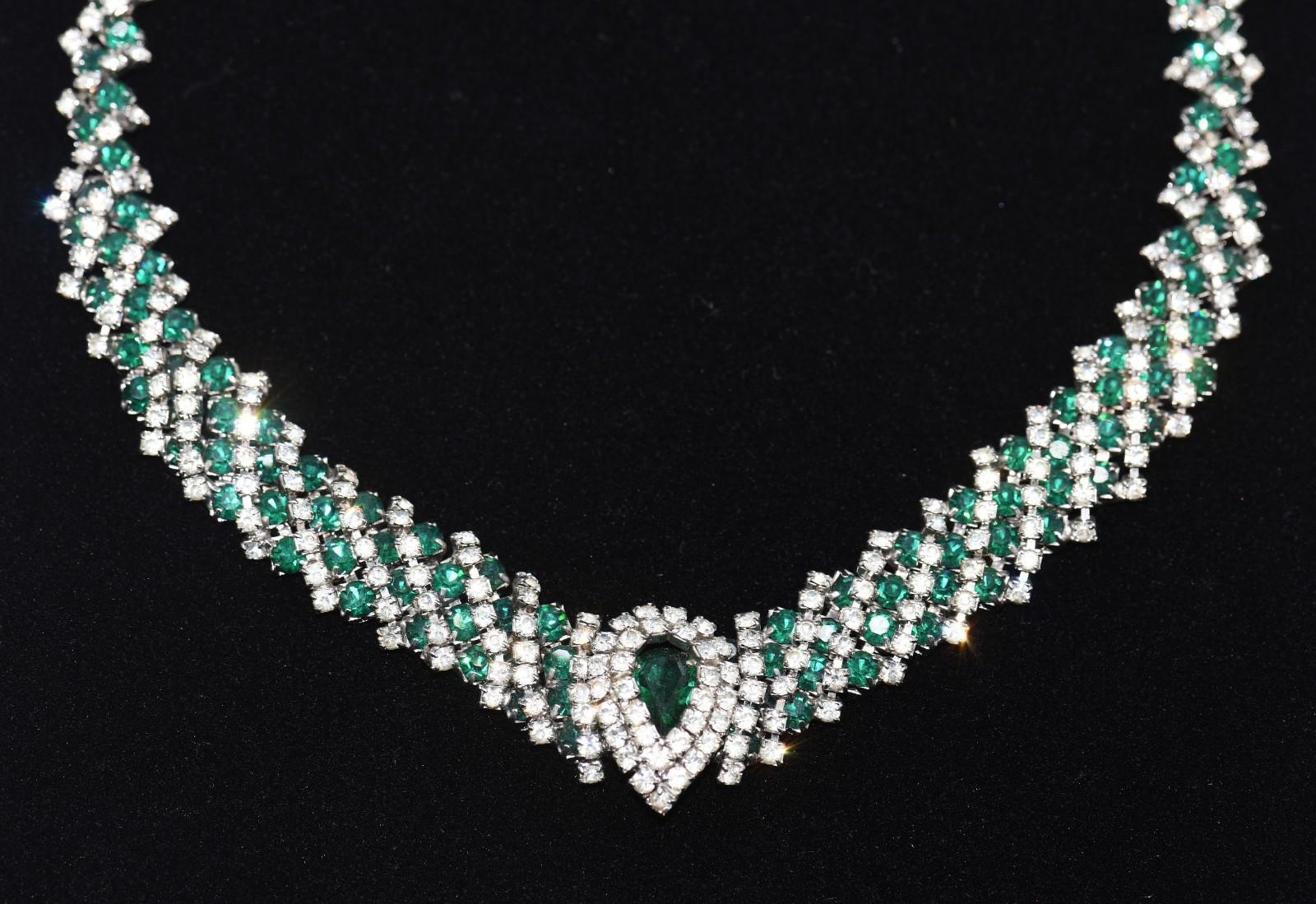 Wonderful KRAMER Emerald GREEN and Shimmering CLEAR RHINESTONE NECKLACE & ER SET