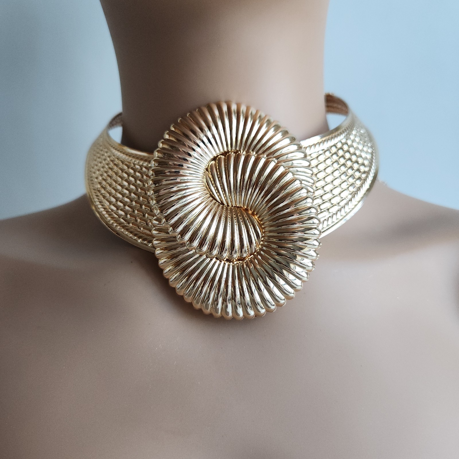Gold Tone Collar Necklace Statement Knot Center Textured Choker 16–18”
