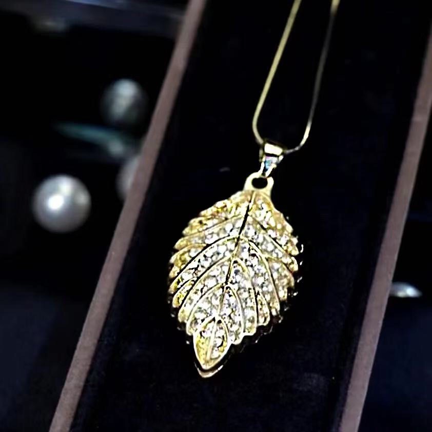 Alloy Metal Pendant With A Golden Necklace Perfectly Decorated