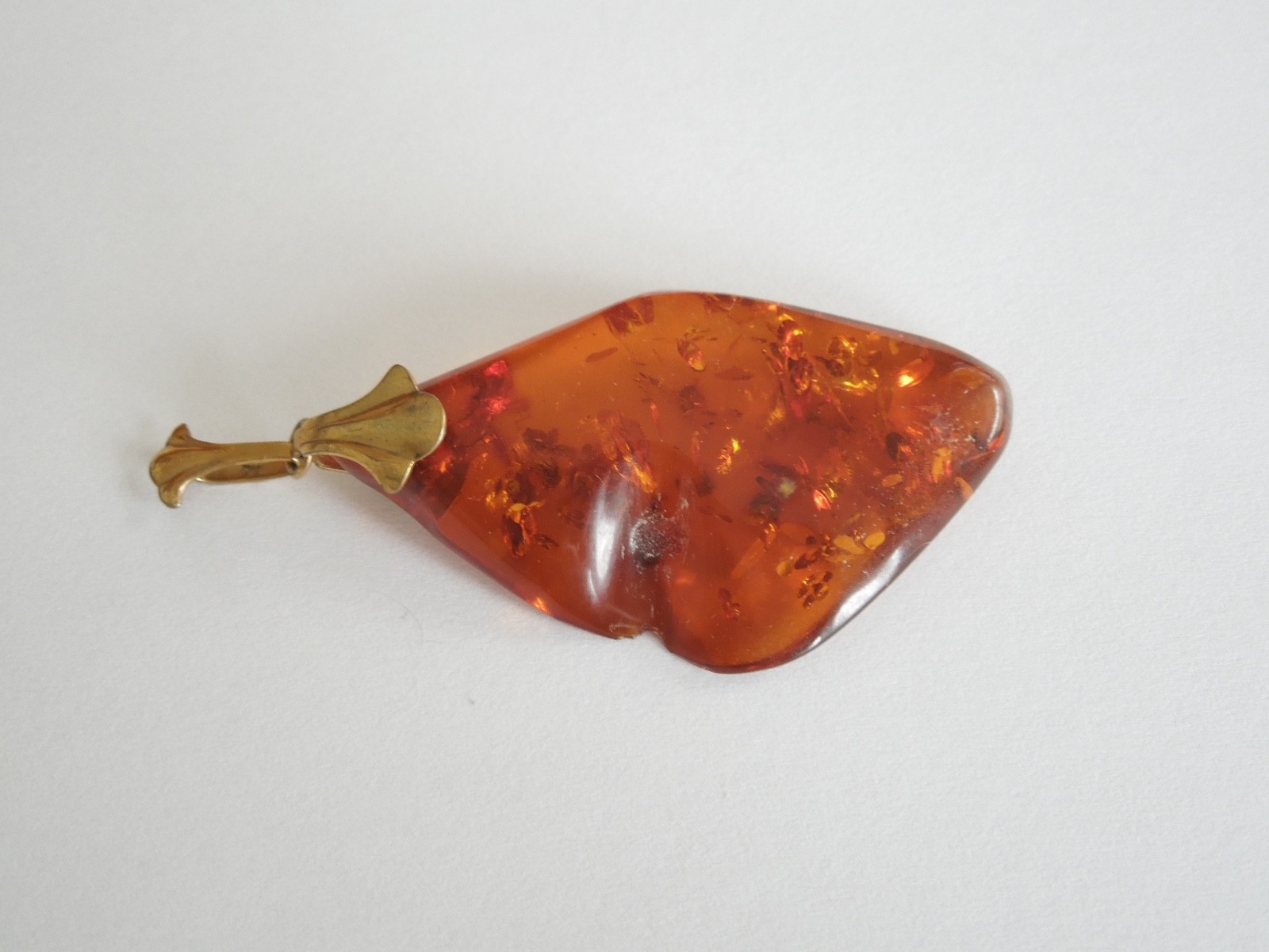 Vintage Pendant Natural Amber Honey 7.2 g / 6.6 x 3.0 cm
