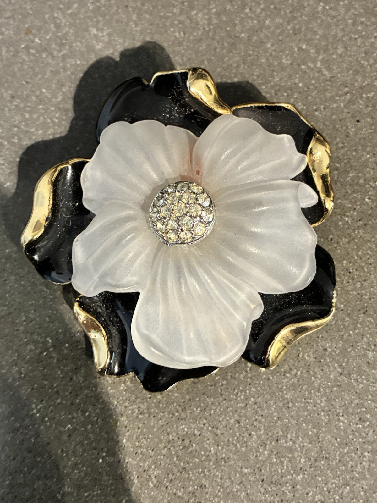 VINTAGE IVANA TRUMP SIGNED FROSTED WHITE FLOWER BLACK ENAMEL BROOCH PENDANT