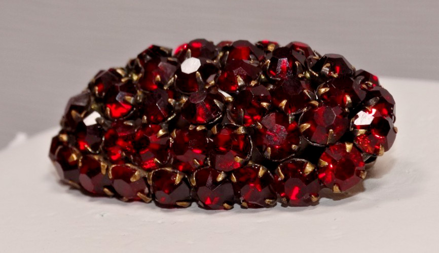 B92 VINTAGE RHINESTONE OVAL SHAPE CLUSTER BROOCH PIN BLOOD RED STONES UNSIGNED