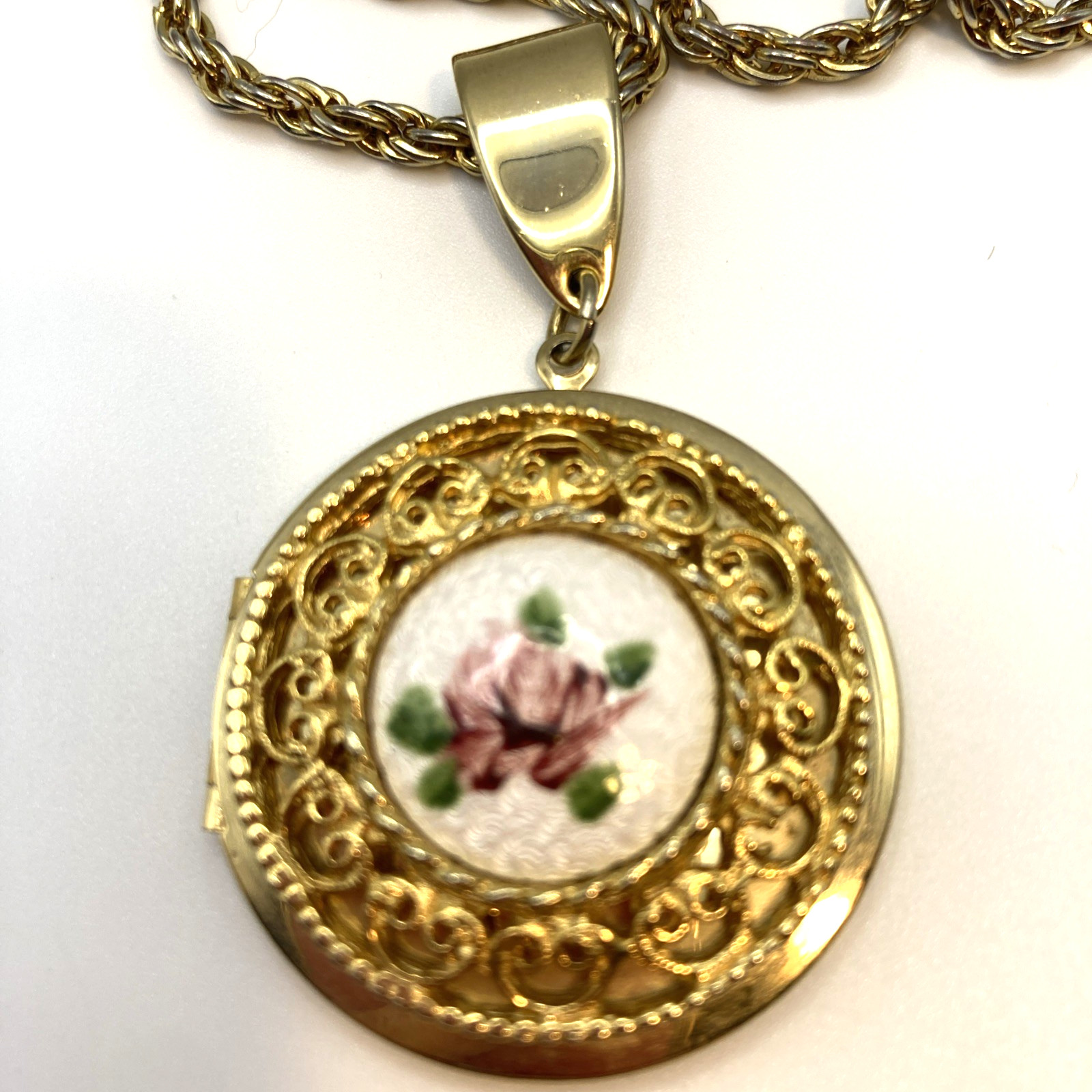 Vintage Unsigned Guilloche Gold Tone Enamel Rose Locket With 26” Chain