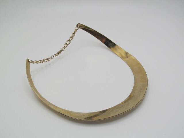 Vintage Gold Tone Curved Narrow to Wide Collar .75 Inch Bar & Chain Necklace