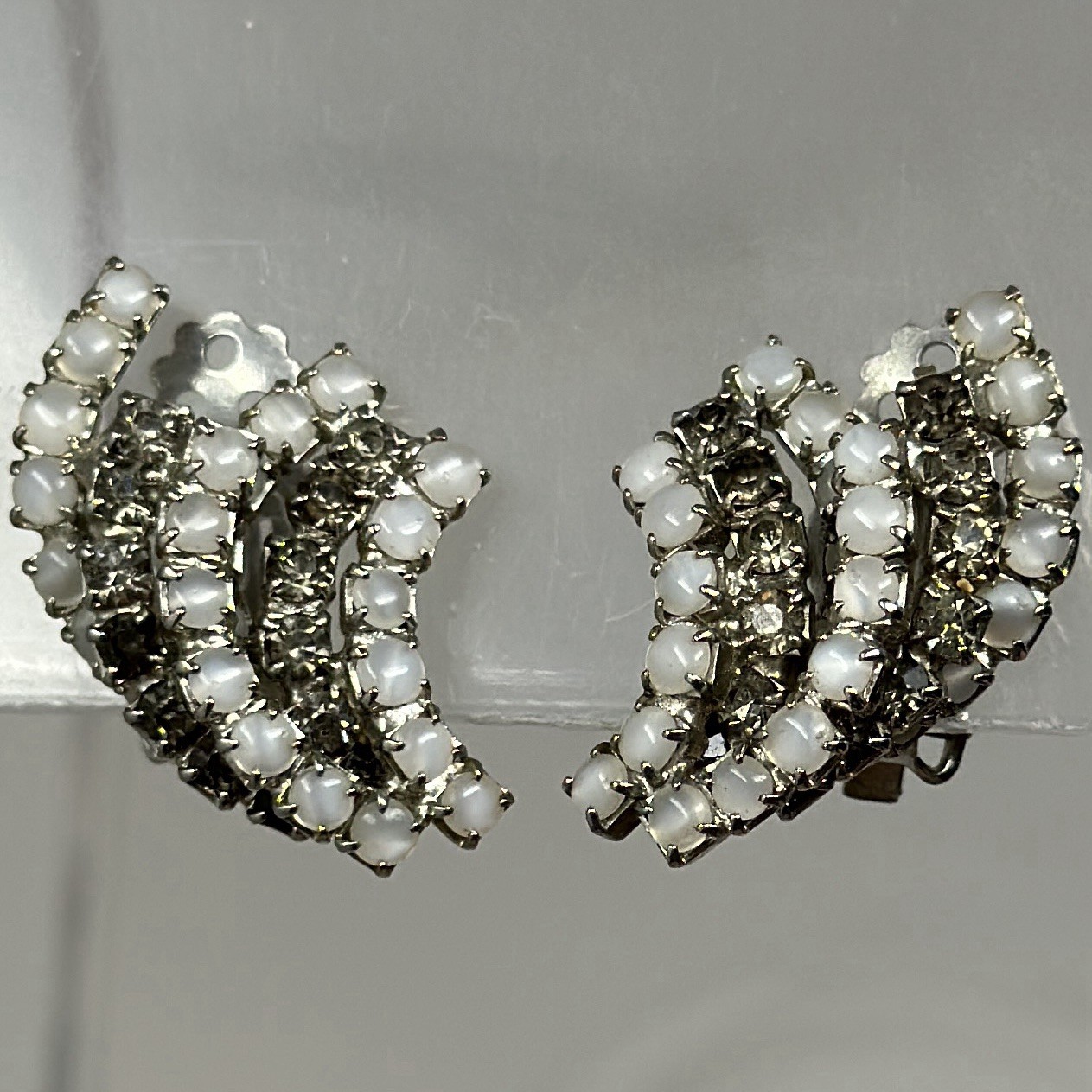 Vtg Unmarked Kramer Gray Rhinestone Cat Eye Cabochon Brooch Clip On Earrings Set