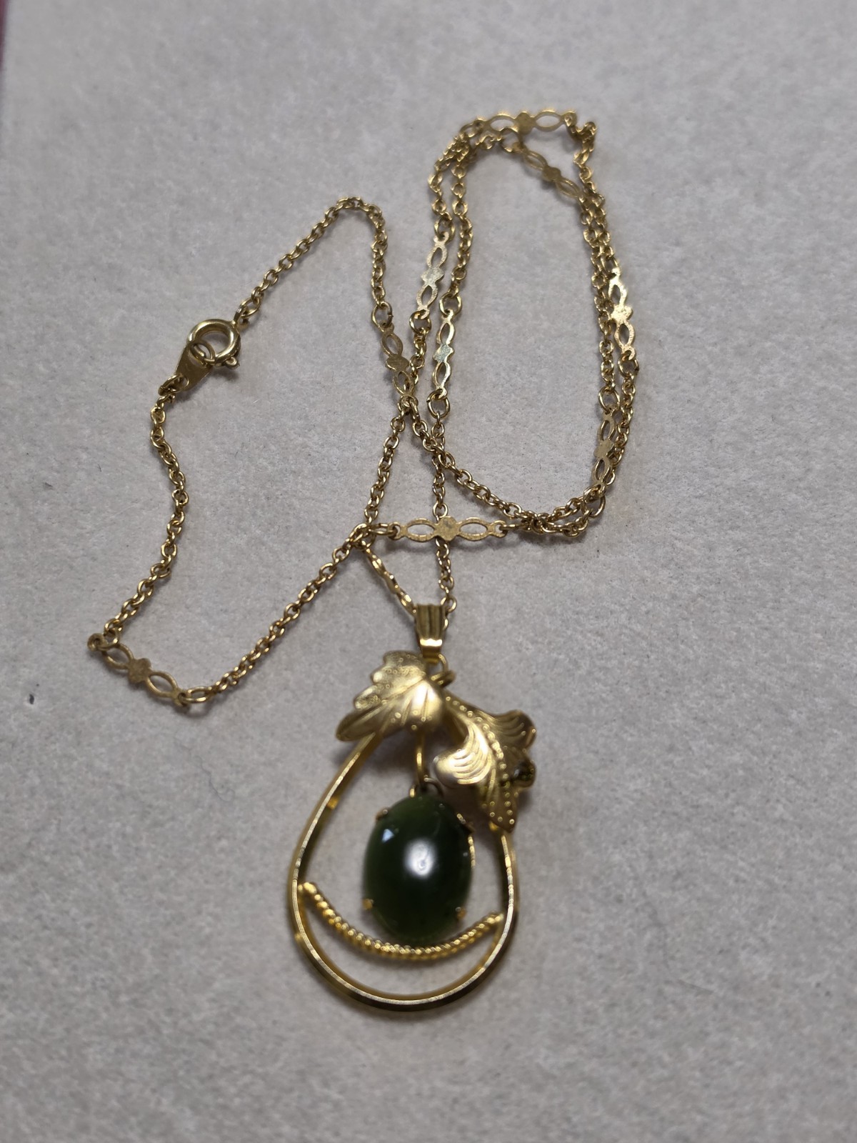 Vintage 18 Jade Pendant On Fancy Gold Tone Chain Great Condition