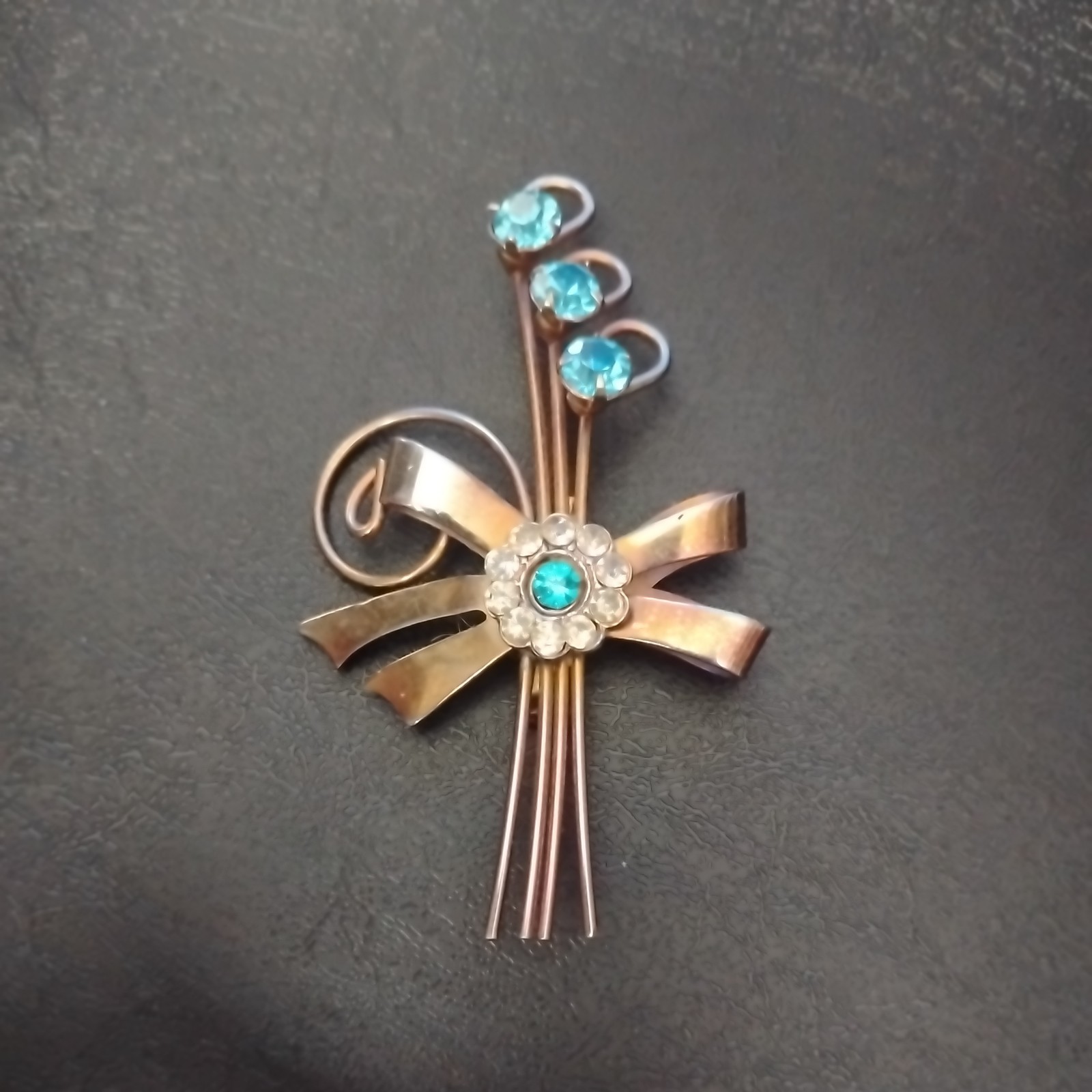 1935-1950 VTG RETRO STYLE CLEAR & AQUA RHINESTONE BOW PIN/BROOCH SILVER TONE