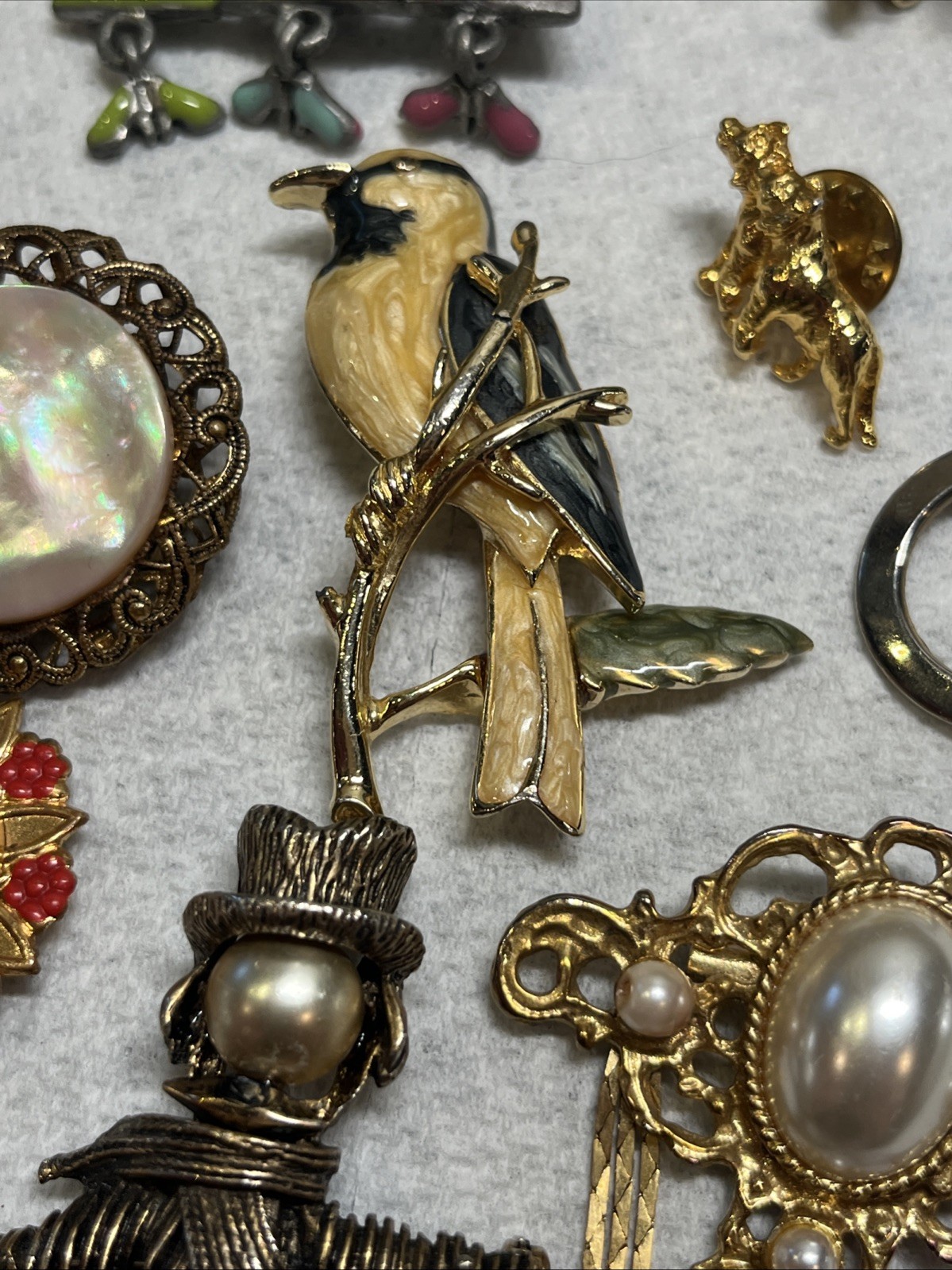 Vintage Brooch Pin Lot Gold Tone Silver Tone Mixed Materials 33 Pc Stones Ect