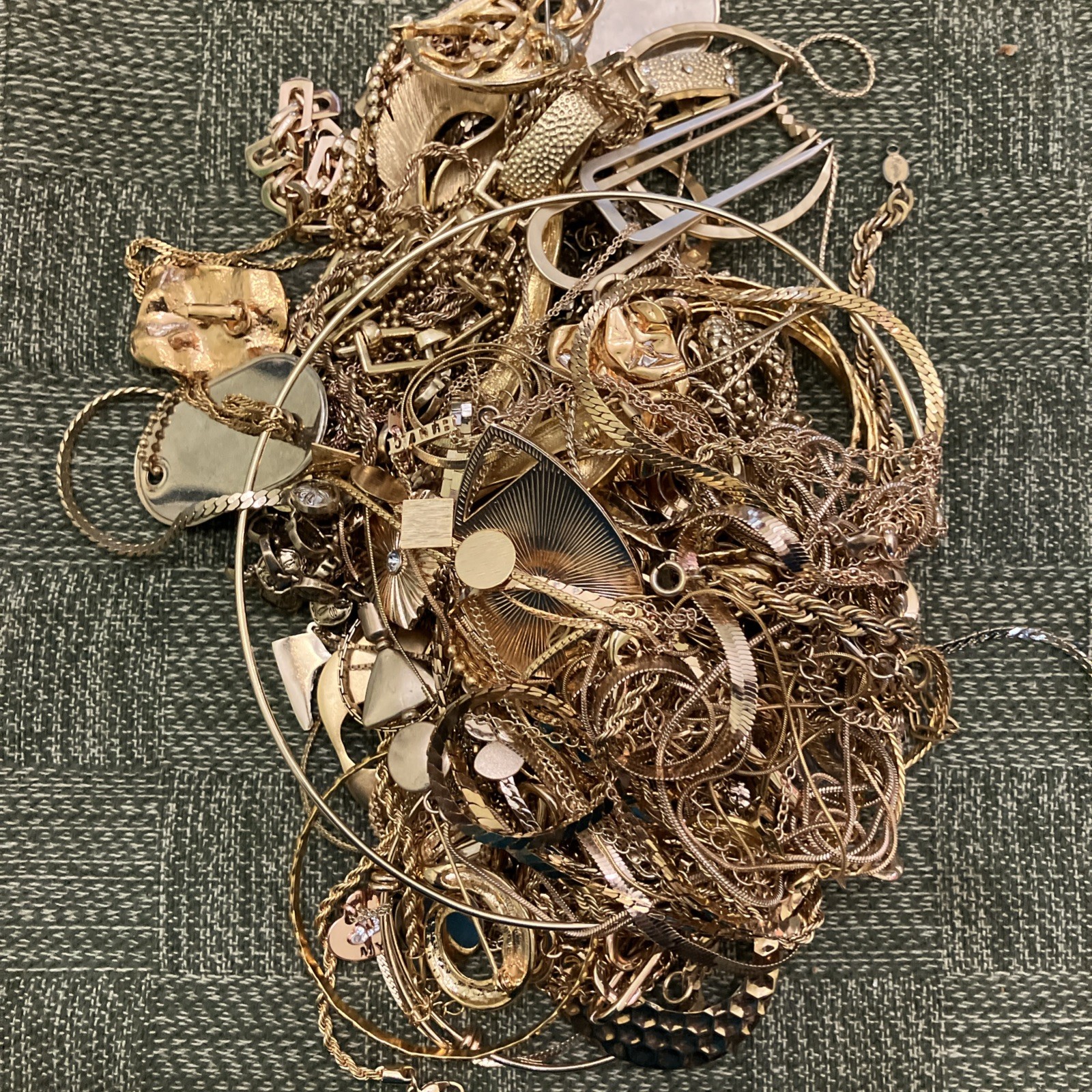 ⚜️ 2 LB Tangled Jewelry Treasure Lot ⚜️ Gold Tone Chains | Unsearched